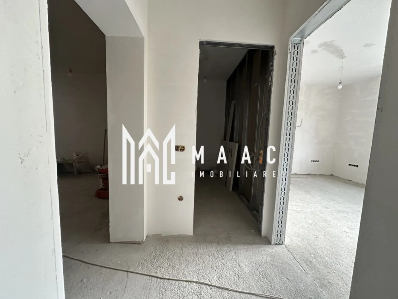 Apartament La Casă | 3 Camere | Curte Proprie | Încălzire In Pardoseală - MAAC Imobiliare vă propune spre vânzare un apartament la casă, modern și bine compartimentat, situat în Sibiu, ideal pentru cei care își doresc confortul unei locuințe cu curte proprie. Compartimentare 2 dormitoare living cu bucătărie open-space baie balcon curte proprie Dotări și finisaje încălzire în pardoseală aer condiționat ferestre termopan premium (7 camere, 3 foi de sticlă) videointerfon sistem electric smart Stadiu de predare se predă la stadiul de alb posibilitate de predare la cheie, în funcție de preferințele cumpărătorului Avantaje locuință tip casă, cu intimitate și spațiu exterior compartimentare practică și modernă dotări de ultimă generație ideal pentru locuit sau investiție Această proprietate este alegerea perfectă pentru cei care caută confort, tehnologie și flexibilitate în amenajare. Pentru mai multe detalii sau pentru programarea unei vizionări, vă rugăm să ne contactați și să menționați ID-ul proprietății: CP2962653. }}