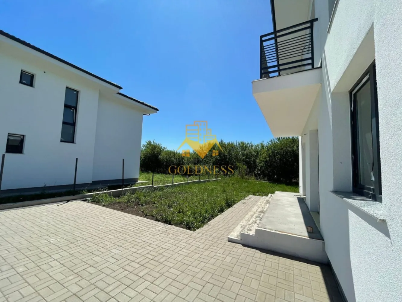 Casă individuală, 4 camere, 470 mp teren, Cluj - GOLDNESS Imobiliare vă propune spre vânzare o casă spațioasă și modernă, situată în Jucu de Mijloc, ideală pentru o familie. Proprietatea are un regim de înălțime P+E, cu o suprafață utilă de 180 mp și este amplasată pe un teren generos de 470 mp.
Casa beneficiază de încălzire prin pardoseală și este racordată la toate utilitățile necesare: apă, canalizare, curent și gaz.
Compartimentarea inteligentă este următoarea:
 Parterul include un living luminos, o bucătărie open space cu loc de luat masa, un birou, o zonă de depozitare și o baie.

 Etajul dispune de trei dormitoare (dintre care unul matrimonial), două băi și două balcoane, oferind spațiu și intimitate pentru toți membrii familiei.

 De asemenea, proprietatea beneficiază de o terasă, perfectă pentru relaxare în aer liber.

Dacă sunteți interesați de această casă și doriți mai multe detalii sau o vizionare, nu ezitați să ne contactați telefonic sau prin e-mail. Vă stăm la dispoziție!
 ! Comision 0% pentru cumpărător ! 
La pretul vânzării se adaugă TVA de 21%!
