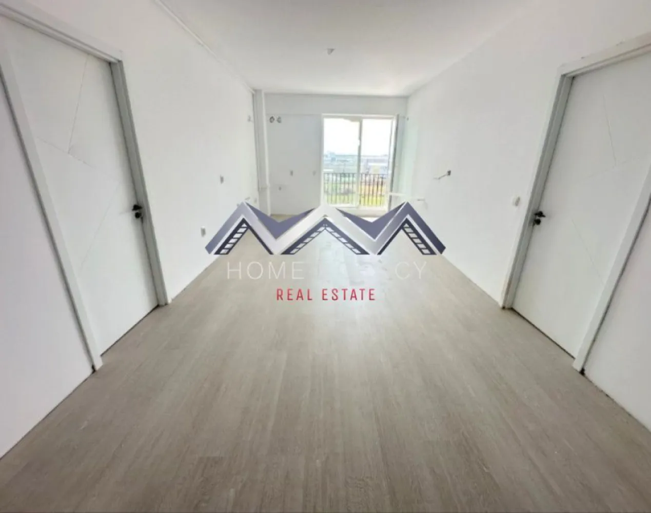 Apartament 3 camere Otopeni | parcare | TVA inclus - Vă propunem, spre vânzare, un apartament modern cu 3 camere, situat în Otopeni, într-un imobil nou, ideal atât pentru locuit, cât și pentru investiție sigură. Prețul include TVA și un loc de parcare – comision 0%, achiziția realizându-se direct de la dezvoltator. Apartamentul se remarcă printr-o compartimentare eficientă și bine gândită. Zona de zi este spațioasă, luminoasă și aerisită, cu acces direct către balcon, fiind completată de o baie generoasă. Dormitoarele sunt poziționate separat pentru un plus de confort și intimitate. Dormitorul matrimonial beneficiază de baie proprie, cu cadă, și acces către balcon, iar cel de-al doilea dormitor, cu o suprafață utilă de 15 mp, este ideal pentru copii, oaspeți sau poate fi amenajat ca birou ori dressing. Locuința se predă „la cheie”, cu finisaje moderne și obiecte sanitare montate, oferindu-vă posibilitatea de a vă muta imediat, fără investiții suplimentare. În plus, dispune de centrală proprie, asigurând confort termic și costuri optimizate. Imobilul (D+P+3) este nou, racordat la toate utilitățile și amplasat într-o zonă liniștită, în plină dezvoltare. Beneficiază de străzi asfaltate, iluminat public și acces facil la transportul în comun, stația fiind chiar în fața complexului. Orientarea sudică asigură lumină naturală pe tot parcursul zilei. Apartamentul este disponibil la etajele 2 și 3 și reprezintă o alegere excelentă pentru cei care își doresc o locuință modernă, bine compartimentată și luminoasă. Pentru detalii suplimentare sau programarea unei vizionări, vă stăm cu drag la dispoziție! }}