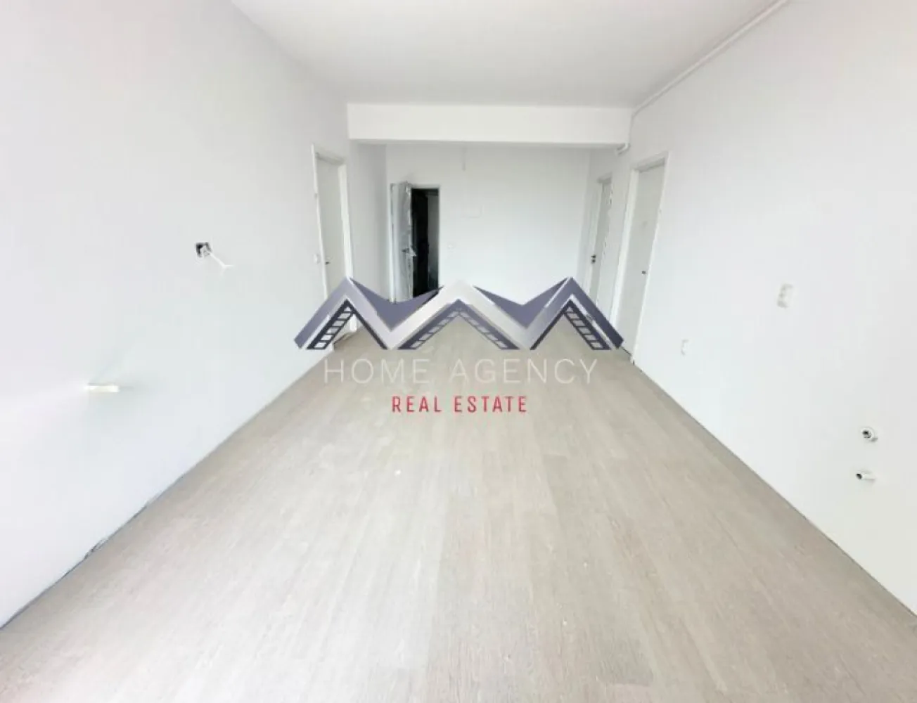 Apartament 3 camere Otopeni | parcare | TVA inclus - Vă propunem, spre vânzare, un apartament modern cu 3 camere, situat în Otopeni, într-un imobil nou, ideal atât pentru locuit, cât și pentru investiție sigură. Prețul include TVA și un loc de parcare – comision 0%, achiziția realizându-se direct de la dezvoltator. Apartamentul se remarcă printr-o compartimentare eficientă și bine gândită. Zona de zi este spațioasă, luminoasă și aerisită, cu acces direct către balcon, fiind completată de o baie generoasă. Dormitoarele sunt poziționate separat pentru un plus de confort și intimitate. Dormitorul matrimonial beneficiază de baie proprie, cu cadă, și acces către balcon, iar cel de-al doilea dormitor, cu o suprafață utilă de 15 mp, este ideal pentru copii, oaspeți sau poate fi amenajat ca birou ori dressing. Locuința se predă „la cheie”, cu finisaje moderne și obiecte sanitare montate, oferindu-vă posibilitatea de a vă muta imediat, fără investiții suplimentare. În plus, dispune de centrală proprie, asigurând confort termic și costuri optimizate. Imobilul (D+P+3) este nou, racordat la toate utilitățile și amplasat într-o zonă liniștită, în plină dezvoltare. Beneficiază de străzi asfaltate, iluminat public și acces facil la transportul în comun, stația fiind chiar în fața complexului. Orientarea sudică asigură lumină naturală pe tot parcursul zilei. Apartamentul este disponibil la etajele 2 și 3 și reprezintă o alegere excelentă pentru cei care își doresc o locuință modernă, bine compartimentată și luminoasă. Pentru detalii suplimentare sau programarea unei vizionări, vă stăm cu drag la dispoziție! }}