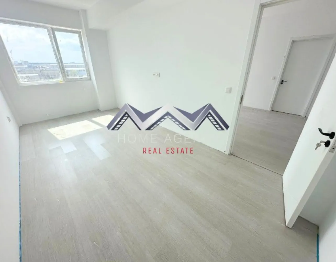 Apartament 3 camere Otopeni | parcare | TVA inclus - Vă propunem, spre vânzare, un apartament modern cu 3 camere, situat în Otopeni, într-un imobil nou, ideal atât pentru locuit, cât și pentru investiție sigură. Prețul include TVA și un loc de parcare – comision 0%, achiziția realizându-se direct de la dezvoltator. Apartamentul se remarcă printr-o compartimentare eficientă și bine gândită. Zona de zi este spațioasă, luminoasă și aerisită, cu acces direct către balcon, fiind completată de o baie generoasă. Dormitoarele sunt poziționate separat pentru un plus de confort și intimitate. Dormitorul matrimonial beneficiază de baie proprie, cu cadă, și acces către balcon, iar cel de-al doilea dormitor, cu o suprafață utilă de 15 mp, este ideal pentru copii, oaspeți sau poate fi amenajat ca birou ori dressing. Locuința se predă „la cheie”, cu finisaje moderne și obiecte sanitare montate, oferindu-vă posibilitatea de a vă muta imediat, fără investiții suplimentare. În plus, dispune de centrală proprie, asigurând confort termic și costuri optimizate. Imobilul (D+P+3) este nou, racordat la toate utilitățile și amplasat într-o zonă liniștită, în plină dezvoltare. Beneficiază de străzi asfaltate, iluminat public și acces facil la transportul în comun, stația fiind chiar în fața complexului. Orientarea sudică asigură lumină naturală pe tot parcursul zilei. Apartamentul este disponibil la etajele 2 și 3 și reprezintă o alegere excelentă pentru cei care își doresc o locuință modernă, bine compartimentată și luminoasă. Pentru detalii suplimentare sau programarea unei vizionări, vă stăm cu drag la dispoziție! }}