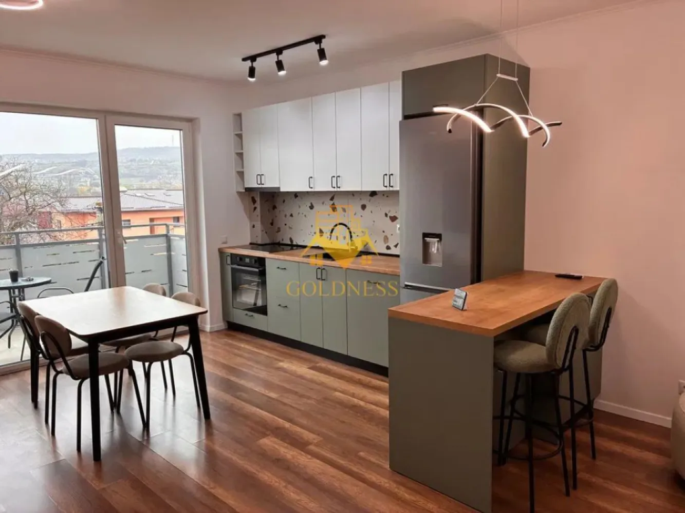 2 Camere Openspace, Marasti, Parcare, Modern, Bloc nou, Piata Oser,AC - Goldness imobiliare va oferă spre închiriere un apartament exclusivist cu 2 camere, aflat la prima închiriere, amenajat cu atenție la detalii și finisaje premium. Proprietatea se remarcă prin designul contemporan, paleta elegantă de culori și materialele de calitate superioară. Compartimentare: • Living open-space cu zonă de dining și bucătărie complet echipată • Dormitor matrimonial cu dressing generos • Baie modernă cu duș walk-in și finisaje deosebite • Balcon 10 MP Dotări premium: • Bucătărie complet utilată (electrocasnice integrate: plită, cuptor electric, hotă, mașină de spălat vase, frigider) • Aer condiționat • Smart TV • Mobilier realizat pe comandă • Iluminat ambiental modern • Finisaje high-end (parchet, ceramică tip terrazzo) Beneficii: • Prima închiriere – totul nou • Spațiu luminos, ferestre ample • Design rafinat, ideal pentru un stil de viață confortabil • Loc de parcare subteran inclus }}