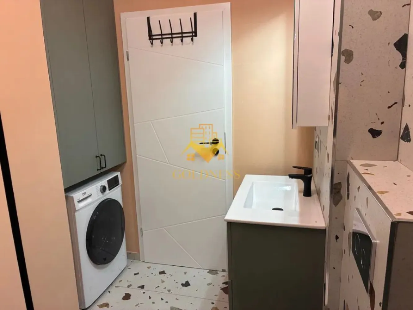 2 Camere Openspace, Marasti, Parcare, Modern, Bloc nou, Piata Oser,AC - Goldness imobiliare va oferă spre închiriere un apartament exclusivist cu 2 camere, aflat la prima închiriere, amenajat cu atenție la detalii și finisaje premium. Proprietatea se remarcă prin designul contemporan, paleta elegantă de culori și materialele de calitate superioară. Compartimentare: • Living open-space cu zonă de dining și bucătărie complet echipată • Dormitor matrimonial cu dressing generos • Baie modernă cu duș walk-in și finisaje deosebite • Balcon 10 MP Dotări premium: • Bucătărie complet utilată (electrocasnice integrate: plită, cuptor electric, hotă, mașină de spălat vase, frigider) • Aer condiționat • Smart TV • Mobilier realizat pe comandă • Iluminat ambiental modern • Finisaje high-end (parchet, ceramică tip terrazzo) Beneficii: • Prima închiriere – totul nou • Spațiu luminos, ferestre ample • Design rafinat, ideal pentru un stil de viață confortabil • Loc de parcare subteran inclus }}