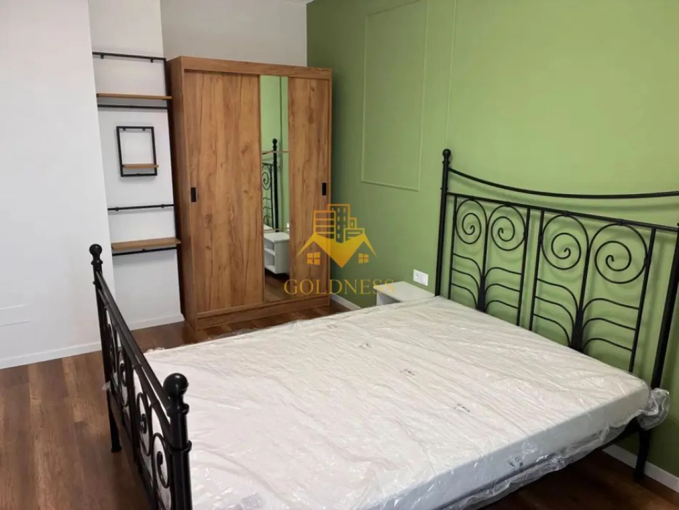 2 Camere Openspace, Marasti, Parcare, Modern, Bloc nou, Piata Oser,AC - Goldness imobiliare va oferă spre închiriere un apartament exclusivist cu 2 camere, aflat la prima închiriere, amenajat cu atenție la detalii și finisaje premium. Proprietatea se remarcă prin designul contemporan, paleta elegantă de culori și materialele de calitate superioară. Compartimentare: • Living open-space cu zonă de dining și bucătărie complet echipată • Dormitor matrimonial cu dressing generos • Baie modernă cu duș walk-in și finisaje deosebite • Balcon 10 MP Dotări premium: • Bucătărie complet utilată (electrocasnice integrate: plită, cuptor electric, hotă, mașină de spălat vase, frigider) • Aer condiționat • Smart TV • Mobilier realizat pe comandă • Iluminat ambiental modern • Finisaje high-end (parchet, ceramică tip terrazzo) Beneficii: • Prima închiriere – totul nou • Spațiu luminos, ferestre ample • Design rafinat, ideal pentru un stil de viață confortabil • Loc de parcare subteran inclus }}