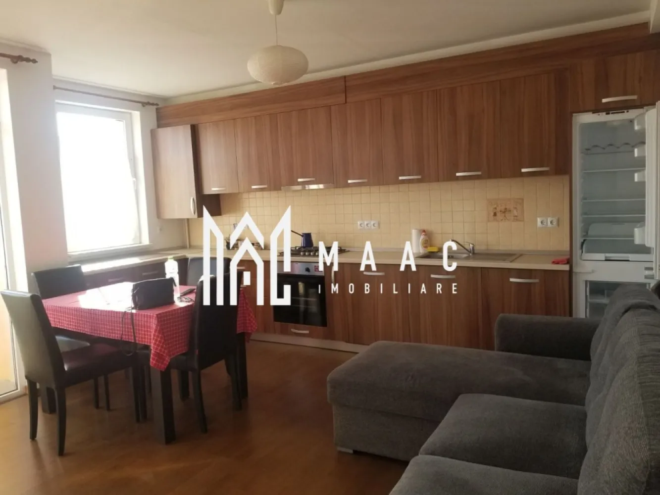 Apartament 3 Camere | 59 MP | Decomandat | 2 Balcoane | Imobil Tip Vilă - MAAC Imobiliare vă propune spre închiriere un apartament modern cu 3 camere decomandate, situat într-un imobil tip casă/vilă, construit în anul 2015, ideal pentru locuit. Caracteristici principale Suprafață utilă: 59 mp compartimentare decomandată 2 dormitoare living cu bucătărie deschisă 1 baie 2 balcoane disponibil imediat Detalii imobil regim redus de înălțime (P+2) construcție nouă (2015) izolație exterioară parcare deschisă disponibilă Dotări și utilități centrală proprie încălzire în pardoseală bucătărie complet mobilată și utilată aragaz, hotă, frigider mașină de spălat rufe mașină de spălat vase TV cabină de duș Avantaje compartimentare eficientă și spațioasă imobil tip vilă – mai multă intimitate dotări complete – gata de mutat Pentru mai multe detalii sau pentru programarea unei vizionări, vă rugăm să ne contactați și să menționați ID-ul proprietății: CP3006361. }}