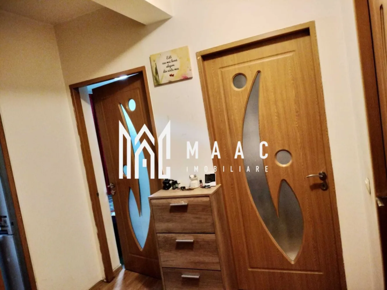Apartament 2 camere I Decomandat I Balcon I Alma-Turnisor - Se oferă spre vânzare un apartament modern, decomandat, cu o suprafață utilă de 58 mp, situat într-o zonă foarte căutată: Alma – Turnișor. Locuința este complet mobilată și utilată, fiind disponibilă imediat, ideală pentru locuire sau investiție. Caracteristici principale: Suprafață utilă: 58 mp 2 camere decomandate (living + dormitor) Balcon cu acces facil, perfect pentru relaxare Complet mobilat și utilat – gata pentru mutare Disponibil imediat Detalii interioare: Living luminos, cu mobilier modern și acces direct către balcon Dormitor spațios, bine compartimentat, ideal pentru confort Bucătărie complet utilată, cu electrocasnice în stare excelentă Baie modernă, dotată cu toate necesarele Apartament îngrijit, cu finisaje de calitate Avantaje ale zonei Alma – Turnișor: Acces rapid la magazine, supermarketuri, farmacii și stații de autobuz Cartier liniștit, cu parcări și acces facil către zonele principale ale orașului Aproape de școli, grădinițe și puncte de interes Pentru informati si vizionari: ID: CP2813286 }}