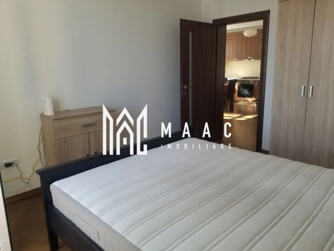 Apartament 3 Camere | 59 MP | Decomandat | 2 Balcoane | Imobil Tip Vilă - MAAC Imobiliare vă propune spre închiriere un apartament modern cu 3 camere decomandate, situat într-un imobil tip casă/vilă, construit în anul 2015, ideal pentru locuit. Caracteristici principale Suprafață utilă: 59 mp compartimentare decomandată 2 dormitoare living cu bucătărie deschisă 1 baie 2 balcoane disponibil imediat Detalii imobil regim redus de înălțime (P+2) construcție nouă (2015) izolație exterioară parcare deschisă disponibilă Dotări și utilități centrală proprie încălzire în pardoseală bucătărie complet mobilată și utilată aragaz, hotă, frigider mașină de spălat rufe mașină de spălat vase TV cabină de duș Avantaje compartimentare eficientă și spațioasă imobil tip vilă – mai multă intimitate dotări complete – gata de mutat Pentru mai multe detalii sau pentru programarea unei vizionări, vă rugăm să ne contactați și să menționați ID-ul proprietății: CP3006361. }}