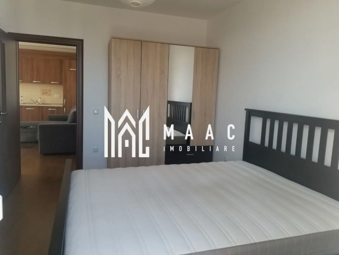 Apartament 3 Camere | 59 MP | Decomandat | 2 Balcoane | Imobil Tip Vilă - MAAC Imobiliare vă propune spre închiriere un apartament modern cu 3 camere decomandate, situat într-un imobil tip casă/vilă, construit în anul 2015, ideal pentru locuit. Caracteristici principale Suprafață utilă: 59 mp compartimentare decomandată 2 dormitoare living cu bucătărie deschisă 1 baie 2 balcoane disponibil imediat Detalii imobil regim redus de înălțime (P+2) construcție nouă (2015) izolație exterioară parcare deschisă disponibilă Dotări și utilități centrală proprie încălzire în pardoseală bucătărie complet mobilată și utilată aragaz, hotă, frigider mașină de spălat rufe mașină de spălat vase TV cabină de duș Avantaje compartimentare eficientă și spațioasă imobil tip vilă – mai multă intimitate dotări complete – gata de mutat Pentru mai multe detalii sau pentru programarea unei vizionări, vă rugăm să ne contactați și să menționați ID-ul proprietății: CP3006361. }}