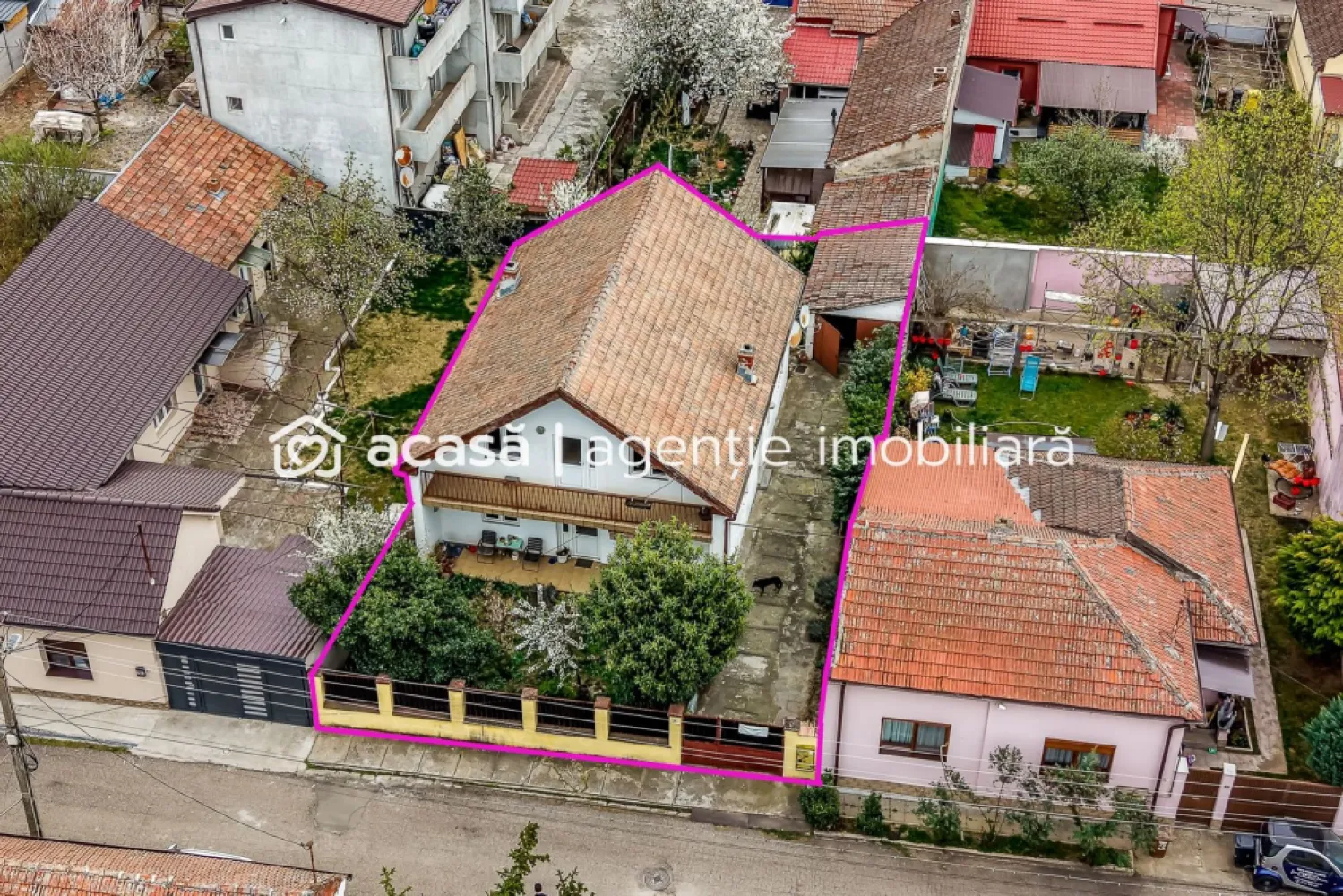 Casă 5 camere Aradul Nou Zona Tabacovici. Teren 360 mp și garaj - Vă propun spre vânzare o casă spațioasă, situată în Aradul Nou, zona străzii Tabacovici, ideală pentru o familie care își dorește liniște și acces facil către oraș. 📍 Locație excelentă – construcția este retrasă de la stradă, oferind intimitate și confort. 🔹 Caracteristici principale: Suprafață teren: 360 mp Front stradal: 14 ml Parter + Mansardă Construcție: anul 2000 Acces auto + garaj 🔹 Compartimentare: Parter: Living generos – 24 mp Bucătărie + loc de luat masa – 17 mp Baie cu geam – 9 mp Dormitor – 14 mp Cămară + debara Mansardă: 3 dormitoare spațioase Dressing Baie Balcon ~10 mp 🌿 Avantaje: Terasă la parter Curte liberă, ideală pentru copii Zonă liniștită ⚠️ Important: Casa necesită renovare, oferind posibilitatea de amenajare după propriul gust. 📞 Contact: Andrei Caracioni 0757662907 Cod proprietate: CP2988971 }}