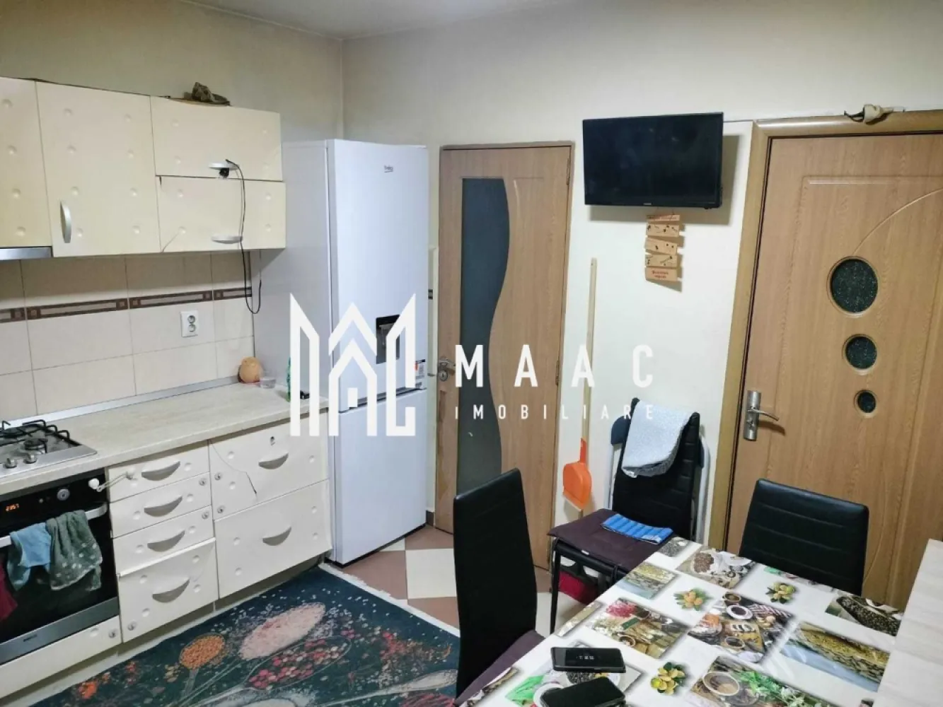 Apartament 2 camere I Decomandat I Balcon I Alma-Turnisor - Se oferă spre vânzare un apartament modern, decomandat, cu o suprafață utilă de 58 mp, situat într-o zonă foarte căutată: Alma – Turnișor. Locuința este complet mobilată și utilată, fiind disponibilă imediat, ideală pentru locuire sau investiție. Caracteristici principale: Suprafață utilă: 58 mp 2 camere decomandate (living + dormitor) Balcon cu acces facil, perfect pentru relaxare Complet mobilat și utilat – gata pentru mutare Disponibil imediat Detalii interioare: Living luminos, cu mobilier modern și acces direct către balcon Dormitor spațios, bine compartimentat, ideal pentru confort Bucătărie complet utilată, cu electrocasnice în stare excelentă Baie modernă, dotată cu toate necesarele Apartament îngrijit, cu finisaje de calitate Avantaje ale zonei Alma – Turnișor: Acces rapid la magazine, supermarketuri, farmacii și stații de autobuz Cartier liniștit, cu parcări și acces facil către zonele principale ale orașului Aproape de școli, grădinițe și puncte de interes Pentru informati si vizionari: ID: CP2813286 }}