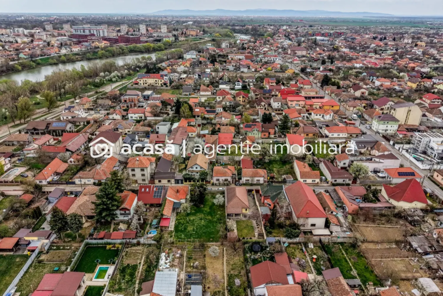 Casă 5 camere Aradul Nou Zona Tabacovici. Teren 360 mp și garaj - Vă propun spre vânzare o casă spațioasă, situată în Aradul Nou, zona străzii Tabacovici, ideală pentru o familie care își dorește liniște și acces facil către oraș. 📍 Locație excelentă – construcția este retrasă de la stradă, oferind intimitate și confort. 🔹 Caracteristici principale: Suprafață teren: 360 mp Front stradal: 14 ml Parter + Mansardă Construcție: anul 2000 Acces auto + garaj 🔹 Compartimentare: Parter: Living generos – 24 mp Bucătărie + loc de luat masa – 17 mp Baie cu geam – 9 mp Dormitor – 14 mp Cămară + debara Mansardă: 3 dormitoare spațioase Dressing Baie Balcon ~10 mp 🌿 Avantaje: Terasă la parter Curte liberă, ideală pentru copii Zonă liniștită ⚠️ Important: Casa necesită renovare, oferind posibilitatea de amenajare după propriul gust. 📞 Contact: Andrei Caracioni 0757662907 Cod proprietate: CP2988971 }}
