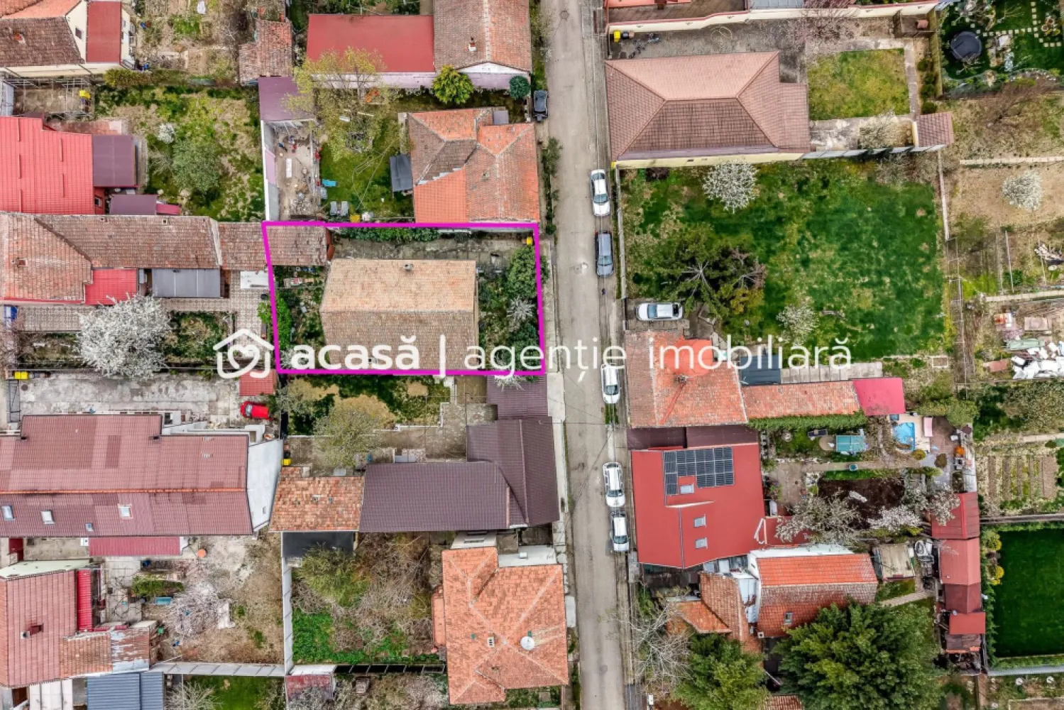 Casă 5 camere Aradul Nou Zona Tabacovici. Teren 360 mp și garaj - Vă propun spre vânzare o casă spațioasă, situată în Aradul Nou, zona străzii Tabacovici, ideală pentru o familie care își dorește liniște și acces facil către oraș. 📍 Locație excelentă – construcția este retrasă de la stradă, oferind intimitate și confort. 🔹 Caracteristici principale: Suprafață teren: 360 mp Front stradal: 14 ml Parter + Mansardă Construcție: anul 2000 Acces auto + garaj 🔹 Compartimentare: Parter: Living generos – 24 mp Bucătărie + loc de luat masa – 17 mp Baie cu geam – 9 mp Dormitor – 14 mp Cămară + debara Mansardă: 3 dormitoare spațioase Dressing Baie Balcon ~10 mp 🌿 Avantaje: Terasă la parter Curte liberă, ideală pentru copii Zonă liniștită ⚠️ Important: Casa necesită renovare, oferind posibilitatea de amenajare după propriul gust. 📞 Contact: Andrei Caracioni 0757662907 Cod proprietate: CP2988971 }}