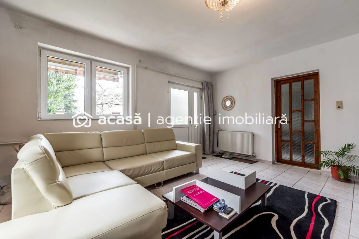 Casă 5 camere Aradul Nou Zona Tabacovici. Teren 360 mp și garaj - Vă propun spre vânzare o casă spațioasă, situată în Aradul Nou, zona străzii Tabacovici, ideală pentru o familie care își dorește liniște și acces facil către oraș. 📍 Locație excelentă – construcția este retrasă de la stradă, oferind intimitate și confort. 🔹 Caracteristici principale: Suprafață teren: 360 mp Front stradal: 14 ml Parter + Mansardă Construcție: anul 2000 Acces auto + garaj 🔹 Compartimentare: Parter: Living generos – 24 mp Bucătărie + loc de luat masa – 17 mp Baie cu geam – 9 mp Dormitor – 14 mp Cămară + debara Mansardă: 3 dormitoare spațioase Dressing Baie Balcon ~10 mp 🌿 Avantaje: Terasă la parter Curte liberă, ideală pentru copii Zonă liniștită ⚠️ Important: Casa necesită renovare, oferind posibilitatea de amenajare după propriul gust. 📞 Contact: Andrei Caracioni 0757662907 Cod proprietate: CP2988971 }}