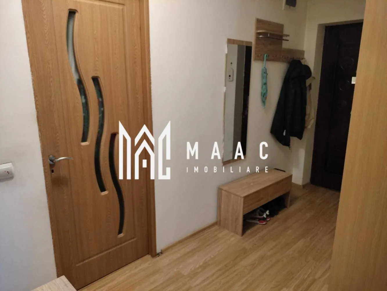 Apartament 2 camere I Decomandat I Balcon I Alma-Turnisor - Se oferă spre vânzare un apartament modern, decomandat, cu o suprafață utilă de 58 mp, situat într-o zonă foarte căutată: Alma – Turnișor. Locuința este complet mobilată și utilată, fiind disponibilă imediat, ideală pentru locuire sau investiție. Caracteristici principale: Suprafață utilă: 58 mp 2 camere decomandate (living + dormitor) Balcon cu acces facil, perfect pentru relaxare Complet mobilat și utilat – gata pentru mutare Disponibil imediat Detalii interioare: Living luminos, cu mobilier modern și acces direct către balcon Dormitor spațios, bine compartimentat, ideal pentru confort Bucătărie complet utilată, cu electrocasnice în stare excelentă Baie modernă, dotată cu toate necesarele Apartament îngrijit, cu finisaje de calitate Avantaje ale zonei Alma – Turnișor: Acces rapid la magazine, supermarketuri, farmacii și stații de autobuz Cartier liniștit, cu parcări și acces facil către zonele principale ale orașului Aproape de școli, grădinițe și puncte de interes Pentru informati si vizionari: ID: CP2813286 }}