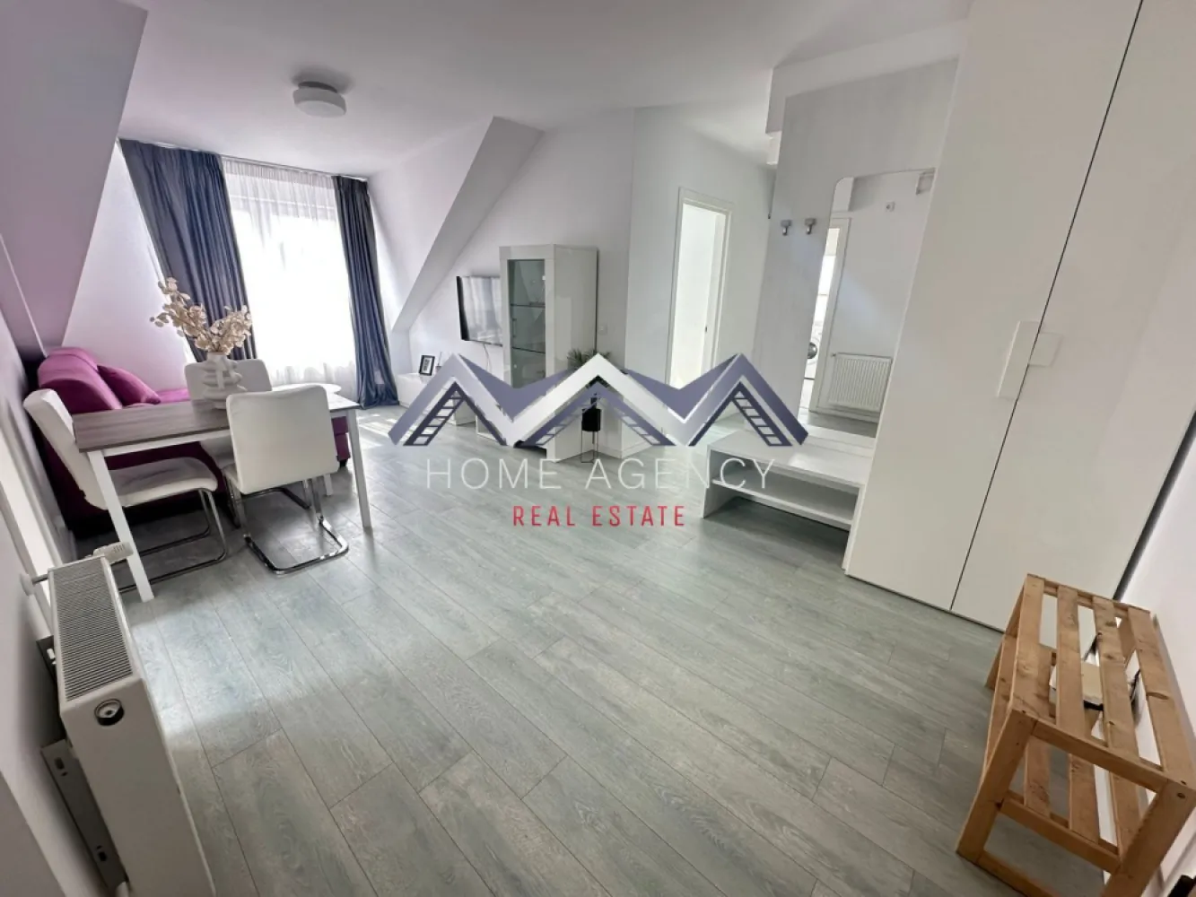 Apartament 3 camere Otopeni - Vă propunem, spre închirere, un apartament cu 3 camere, complet mobilat și utilat, situat la etajul 4/4, într-un bloc nou, cu lift, din Otopeni, cu acces facil către magazine (Lidl și Mega Image la 1 minut de mers pe jos, Penny în proximitate), restaurante, farmacii, stație de autobuz la nici 2 minute de mers pe jos, terenuri de tenis, benzinărie, Aeroport, DN1 etc. Apartamentul este foarte luminos, foarte spațios și foarte bine compartimentat, având un living și un hol foarte generos, o bucătărie închisă, două dormitoare (unul cu acces spre balcon) și două băi (o baie cu cadă și un WC de serviciu). Beneficiază de 1 loc de parcare și de multiple spații de depozitare. Programează-te acum pentru o vizionare! Dacă aveți o proprietate de vânzare/închiriere sau sunteți interesați de o proprietate aflată în portofoliul agenției noastre, vă rugăm să ne contactați la numărul de telefon din anunț sau pe adresa de email contact@homeagency.ro. }}