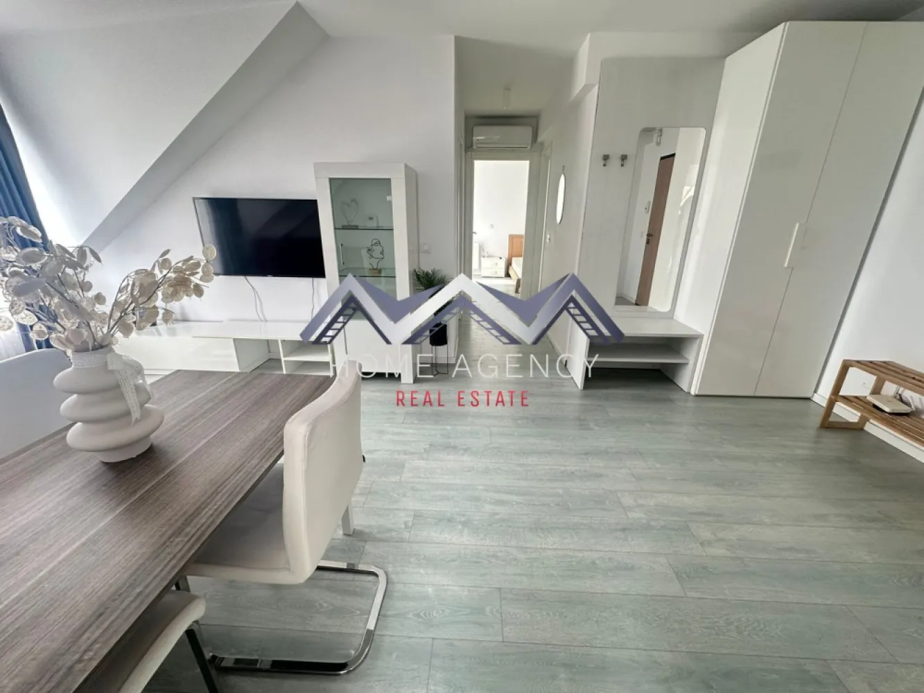 Apartament 3 camere Otopeni - Vă propunem, spre închirere, un apartament cu 3 camere, complet mobilat și utilat, situat la etajul 4/4, într-un bloc nou, cu lift, din Otopeni, cu acces facil către magazine (Lidl și Mega Image la 1 minut de mers pe jos, Penny în proximitate), restaurante, farmacii, stație de autobuz la nici 2 minute de mers pe jos, terenuri de tenis, benzinărie, Aeroport, DN1 etc. Apartamentul este foarte luminos, foarte spațios și foarte bine compartimentat, având un living și un hol foarte generos, o bucătărie închisă, două dormitoare (unul cu acces spre balcon) și două băi (o baie cu cadă și un WC de serviciu). Beneficiază de 1 loc de parcare și de multiple spații de depozitare. Programează-te acum pentru o vizionare! Dacă aveți o proprietate de vânzare/închiriere sau sunteți interesați de o proprietate aflată în portofoliul agenției noastre, vă rugăm să ne contactați la numărul de telefon din anunț sau pe adresa de email contact@homeagency.ro. }}