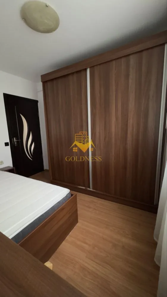 2 camere semidecomandate, Manastur, Zona Mc Donald's, Piata Flora - GOLDNESS Imobiliare vă propune spre închiriere un apartament cu 2 camere complet mobilat și utilat, la etajul 4 într-un imobil de 4 etaje, în Cartierul Manastur . Se poate parca prin zona Se află în apropierea stațiilor de transport în comun, magazine, restaurante, spații verzi, farmacii, etc. Apartamentul este compartimentat astfel: - dormitor cu pat matrimonial, dressing, noptiere - living cu canapea extensibila, comoda, TV - bucatarie open space complet utilată și mobilată, loc de servit masa - baie cu cabina de dus, calorifer port prosop și dulap pentru depozitare. Imobilul este dotat cu toate cele necesare- centrală proprie, frigider, aragaz, hotă, mașină de spălat haine, etc. Dacă sunteți interesați de acest apartament și doriți să îl vizionați, dar și pentru alte oferte nu ezitați să ne contactați telefonic sau prin e-mail. Vă stăm la dispoziție! Pentru intermediere se percepe un comision de 50% din prețul chiriei! }}