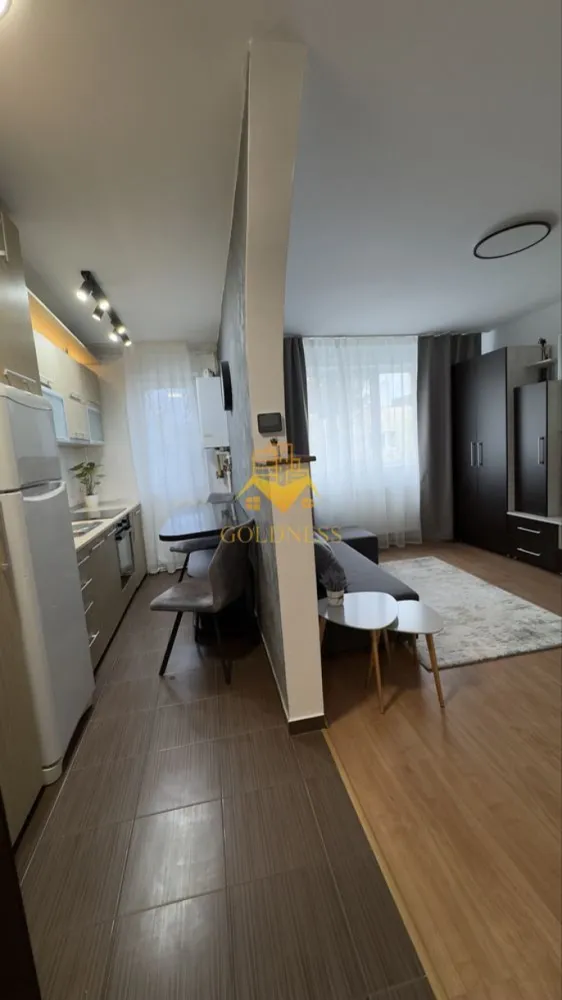 2 camere semidecomandate, Manastur, Zona Mc Donald's, Piata Flora - GOLDNESS Imobiliare vă propune spre închiriere un apartament cu 2 camere complet mobilat și utilat, la etajul 4 într-un imobil de 4 etaje, în Cartierul Manastur . Se poate parca prin zona Se află în apropierea stațiilor de transport în comun, magazine, restaurante, spații verzi, farmacii, etc. Apartamentul este compartimentat astfel: - dormitor cu pat matrimonial, dressing, noptiere - living cu canapea extensibila, comoda, TV - bucatarie open space complet utilată și mobilată, loc de servit masa - baie cu cabina de dus, calorifer port prosop și dulap pentru depozitare. Imobilul este dotat cu toate cele necesare- centrală proprie, frigider, aragaz, hotă, mașină de spălat haine, etc. Dacă sunteți interesați de acest apartament și doriți să îl vizionați, dar și pentru alte oferte nu ezitați să ne contactați telefonic sau prin e-mail. Vă stăm la dispoziție! Pentru intermediere se percepe un comision de 50% din prețul chiriei! }}