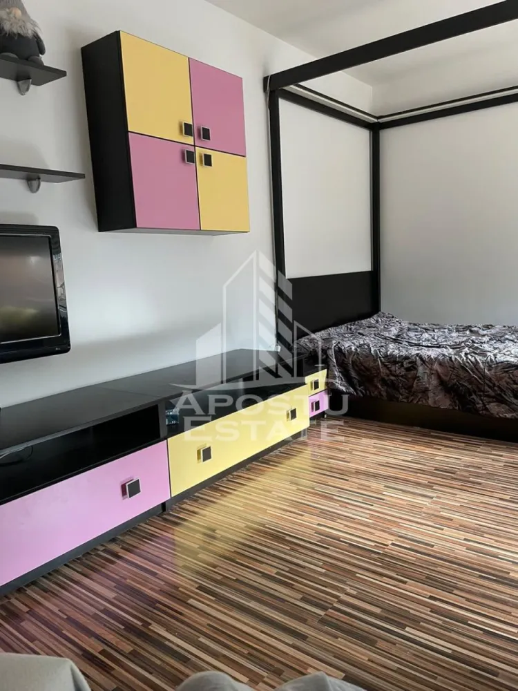 Apartament cu 1 camera de vanzare, terasa, Zona Aradului, Timisoara - Agenţia imobiliara Apostu Estate va propune spre vânzare un apartament nou cu 1 camera ,situat în zona Aradului ,una dintre cele mai căutate zone din Timisoara . Ideal atât pentru locuinţa proprie , cat si pentru investiție

Imobilul este situat la parterul unui imobil cu 8 etaje ( P/8) ,având o suprafață utilă de 38,33 mp și o terasă cu cf individual avand o suprafață de 13,17 mp

Compartimentare :
-Hol de acces 
-Bucătărie cu ieșire pe terasă 
-Dormitor matrimonial
-Baie cu cadă 
-Terasa mare 

Apartamentul se vinde complet mobilat , conform pozelor

Apartamentul dispune de centrală termică proprie, oferind un control complet asupra costurilor de întreținere și a confortului termic

Beneficii suplimentare :
- Compartimentare funcțională și modernă 
- Zona perfectă pentru locuit sau investiţie
- Rulouri electrice 
-Aer condiționat
-Izolație termică exterioara

Vecinătății :
-Facultatea de medicină veterinară, agronomia 
-Auchan 
-Iulius Mall

Pentru mai multe detalii si programarea unei vizionari , va stam cu drag la dispoziţie .

Agenţia imobiliara Apostu Estate vă oferă consultanta bancara gratuita prin intermediul colaboratorilor noştri pentru alegerea celui mai potrivit tip de credit , astfel încât tu să devii noul proprietar al acestui apartament
ID INTERN: CP3217054