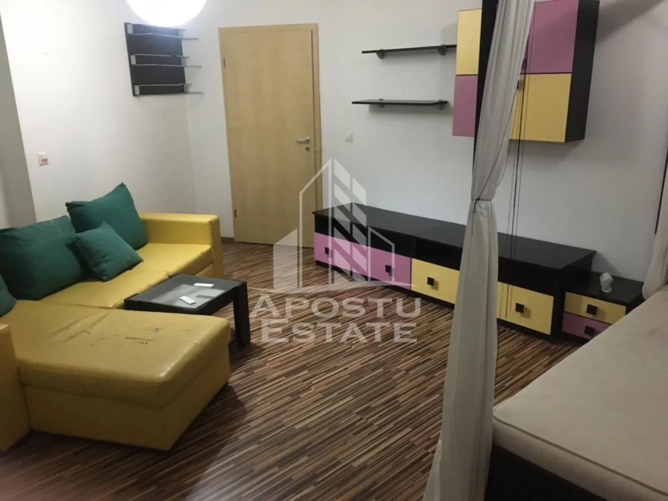 Apartament cu 1 camera de vanzare, terasa, Zona Aradului, Timisoara - Agenţia imobiliara Apostu Estate va propune spre vânzare un apartament nou cu 1 camera ,situat în zona Aradului ,una dintre cele mai căutate zone din Timisoara . Ideal atât pentru locuinţa proprie , cat si pentru investiție

Imobilul este situat la parterul unui imobil cu 8 etaje ( P/8) ,având o suprafață utilă de 38,33 mp și o terasă cu cf individual avand o suprafață de 13,17 mp

Compartimentare :
-Hol de acces 
-Bucătărie cu ieșire pe terasă 
-Dormitor matrimonial
-Baie cu cadă 
-Terasa mare 

Apartamentul se vinde complet mobilat , conform pozelor

Apartamentul dispune de centrală termică proprie, oferind un control complet asupra costurilor de întreținere și a confortului termic

Beneficii suplimentare :
- Compartimentare funcțională și modernă 
- Zona perfectă pentru locuit sau investiţie
- Rulouri electrice 
-Aer condiționat
-Izolație termică exterioara

Vecinătății :
-Facultatea de medicină veterinară, agronomia 
-Auchan 
-Iulius Mall

Pentru mai multe detalii si programarea unei vizionari , va stam cu drag la dispoziţie .

Agenţia imobiliara Apostu Estate vă oferă consultanta bancara gratuita prin intermediul colaboratorilor noştri pentru alegerea celui mai potrivit tip de credit , astfel încât tu să devii noul proprietar al acestui apartament
ID INTERN: CP3217054