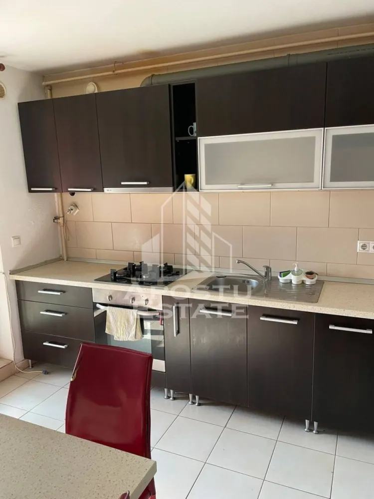 Apartament cu 1 camera de vanzare, terasa, Zona Aradului, Timisoara - Agenţia imobiliara Apostu Estate va propune spre vânzare un apartament nou cu 1 camera ,situat în zona Aradului ,una dintre cele mai căutate zone din Timisoara . Ideal atât pentru locuinţa proprie , cat si pentru investiție

Imobilul este situat la parterul unui imobil cu 8 etaje ( P/8) ,având o suprafață utilă de 38,33 mp și o terasă cu cf individual avand o suprafață de 13,17 mp

Compartimentare :
-Hol de acces 
-Bucătărie cu ieșire pe terasă 
-Dormitor matrimonial
-Baie cu cadă 
-Terasa mare 

Apartamentul se vinde complet mobilat , conform pozelor

Apartamentul dispune de centrală termică proprie, oferind un control complet asupra costurilor de întreținere și a confortului termic

Beneficii suplimentare :
- Compartimentare funcțională și modernă 
- Zona perfectă pentru locuit sau investiţie
- Rulouri electrice 
-Aer condiționat
-Izolație termică exterioara

Vecinătății :
-Facultatea de medicină veterinară, agronomia 
-Auchan 
-Iulius Mall

Pentru mai multe detalii si programarea unei vizionari , va stam cu drag la dispoziţie .

Agenţia imobiliara Apostu Estate vă oferă consultanta bancara gratuita prin intermediul colaboratorilor noştri pentru alegerea celui mai potrivit tip de credit , astfel încât tu să devii noul proprietar al acestui apartament
ID INTERN: CP3217054