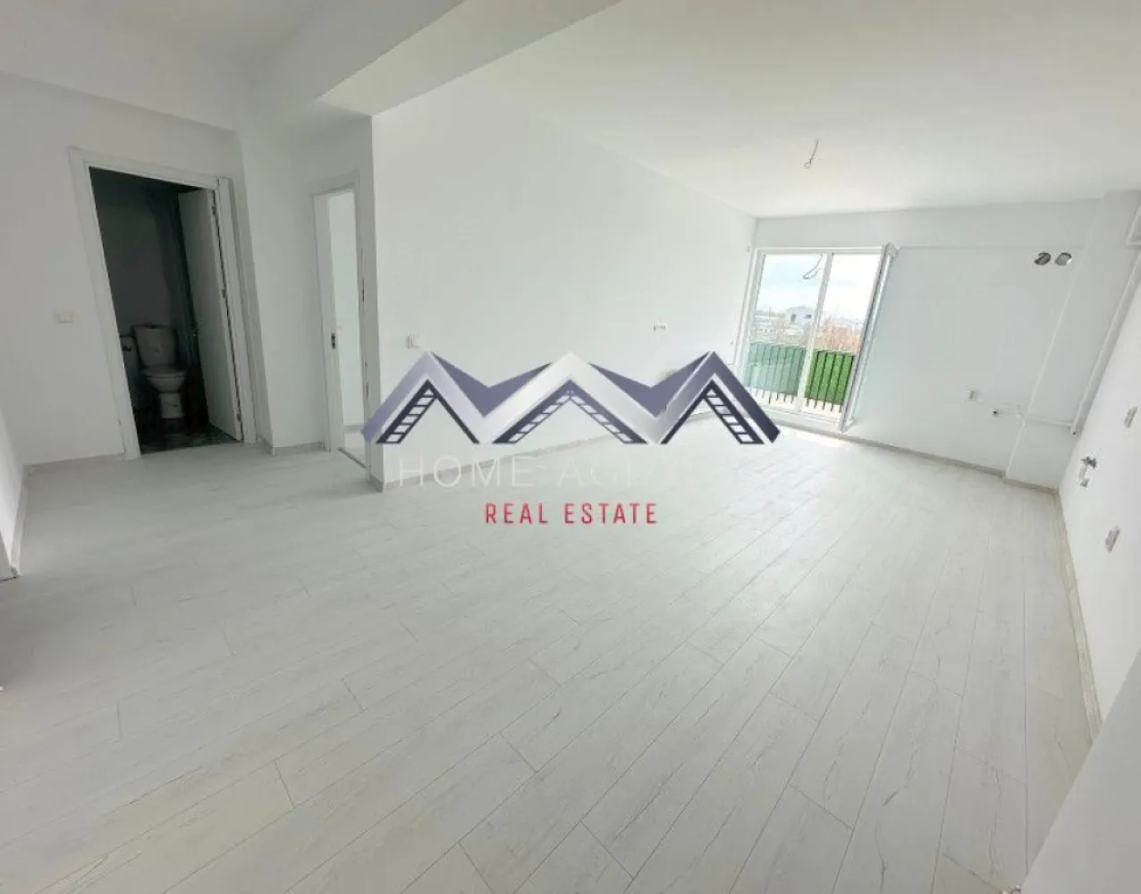 Apartament de vânzare Otopeni – parcare și TVA inclus - Descoperă confortul unei locuințe moderne, situată într-un ansamblu rezidențial nou din Otopeni – alegerea ideală atât pentru locuit, cât și pentru investiție, cu acces rapid către București. Apartamentul impresionează prin suprafața generoasă și compartimentarea inteligentă: living luminos cu zonă open-space, dormitor confortabil, hol eficient organizat și balcon cu acces din ambele camere – un plus de funcționalitate și relaxare. Se predă complet finisat, la cheie, cu materiale moderne și de calitate: ✔ baie complet echipată (gresie, faianță, obiecte sanitare) ✔ centrală termică proprie ✔ racordare la toate utilitățile Ai libertatea de a alege varianta și poziționarea care se potrivește cel mai bine stilului tău de viață. Avantaje principale: - Compartimentare practică și spații generoase - Predare la cheie - 1 loc de parcare inclus - Comision 0% – direct de la dezvoltator - Locație excelentă: acces rapid la DN1, Aeroportul Henri Coandă, centre comerciale și transport public 💰 Preț final – TVA inclus 📞 Contactează-ne pentru detalii complete, planuri disponibile sau pentru a programa o vizionare. Îți oferim consultanță dedicată pentru a găsi locuința perfectă pentru tine! }}