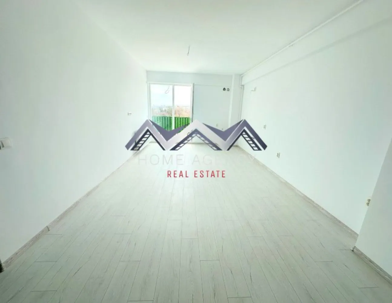 Apartament de vânzare Otopeni – parcare și TVA inclus - Descoperă confortul unei locuințe moderne, situată într-un ansamblu rezidențial nou din Otopeni – alegerea ideală atât pentru locuit, cât și pentru investiție, cu acces rapid către București. Apartamentul impresionează prin suprafața generoasă și compartimentarea inteligentă: living luminos cu zonă open-space, dormitor confortabil, hol eficient organizat și balcon cu acces din ambele camere – un plus de funcționalitate și relaxare. Se predă complet finisat, la cheie, cu materiale moderne și de calitate: ✔ baie complet echipată (gresie, faianță, obiecte sanitare) ✔ centrală termică proprie ✔ racordare la toate utilitățile Ai libertatea de a alege varianta și poziționarea care se potrivește cel mai bine stilului tău de viață. Avantaje principale: - Compartimentare practică și spații generoase - Predare la cheie - 1 loc de parcare inclus - Comision 0% – direct de la dezvoltator - Locație excelentă: acces rapid la DN1, Aeroportul Henri Coandă, centre comerciale și transport public 💰 Preț final – TVA inclus 📞 Contactează-ne pentru detalii complete, planuri disponibile sau pentru a programa o vizionare. Îți oferim consultanță dedicată pentru a găsi locuința perfectă pentru tine! }}