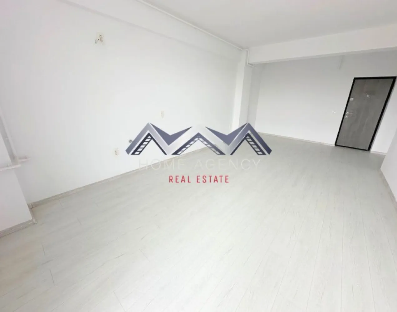 Apartament de vânzare Otopeni – parcare și TVA inclus - Descoperă confortul unei locuințe moderne, situată într-un ansamblu rezidențial nou din Otopeni – alegerea ideală atât pentru locuit, cât și pentru investiție, cu acces rapid către București. Apartamentul impresionează prin suprafața generoasă și compartimentarea inteligentă: living luminos cu zonă open-space, dormitor confortabil, hol eficient organizat și balcon cu acces din ambele camere – un plus de funcționalitate și relaxare. Se predă complet finisat, la cheie, cu materiale moderne și de calitate: ✔ baie complet echipată (gresie, faianță, obiecte sanitare) ✔ centrală termică proprie ✔ racordare la toate utilitățile Ai libertatea de a alege varianta și poziționarea care se potrivește cel mai bine stilului tău de viață. Avantaje principale: - Compartimentare practică și spații generoase - Predare la cheie - 1 loc de parcare inclus - Comision 0% – direct de la dezvoltator - Locație excelentă: acces rapid la DN1, Aeroportul Henri Coandă, centre comerciale și transport public 💰 Preț final – TVA inclus 📞 Contactează-ne pentru detalii complete, planuri disponibile sau pentru a programa o vizionare. Îți oferim consultanță dedicată pentru a găsi locuința perfectă pentru tine! }}