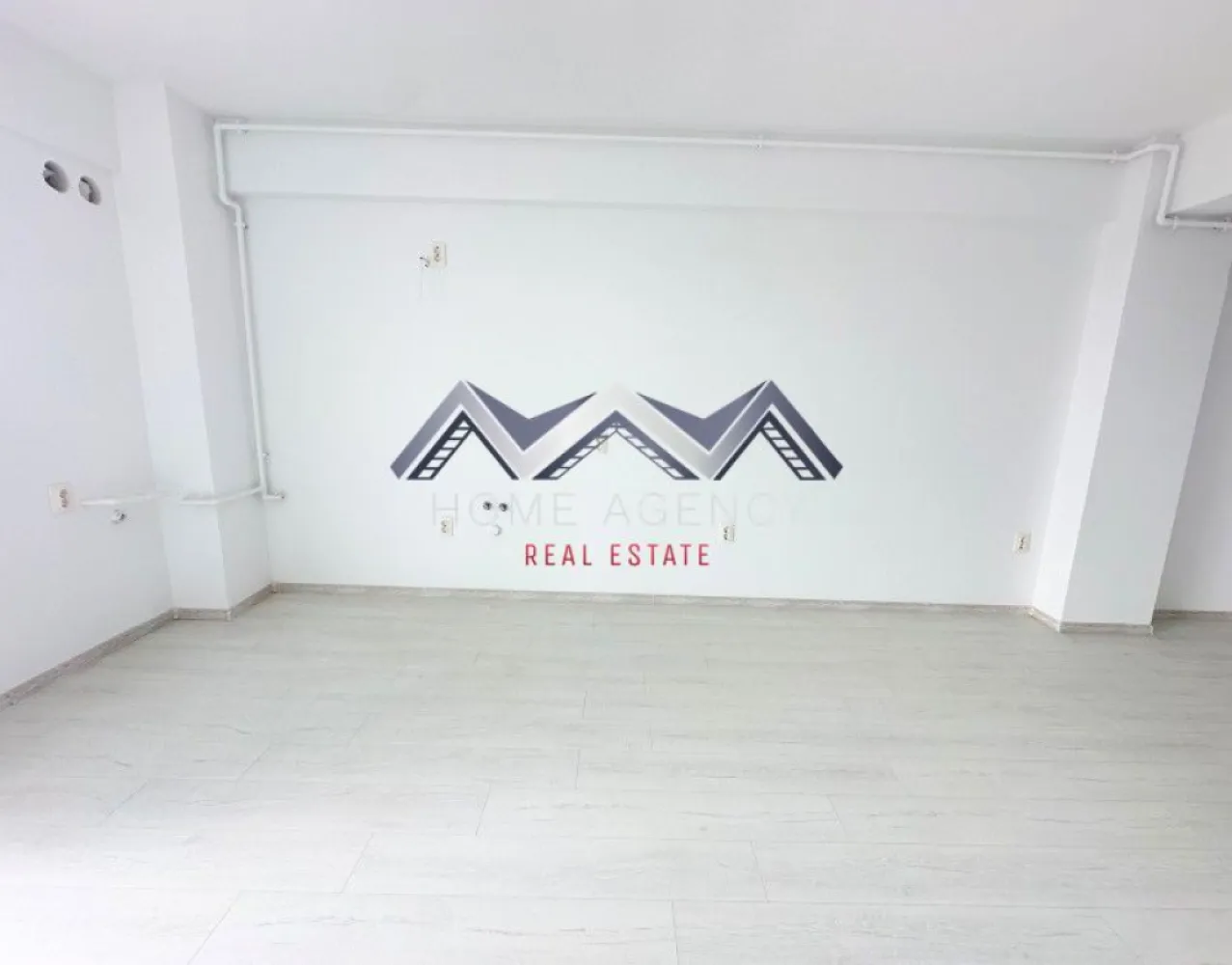 Apartament de vânzare Otopeni – parcare și TVA inclus - Descoperă confortul unei locuințe moderne, situată într-un ansamblu rezidențial nou din Otopeni – alegerea ideală atât pentru locuit, cât și pentru investiție, cu acces rapid către București. Apartamentul impresionează prin suprafața generoasă și compartimentarea inteligentă: living luminos cu zonă open-space, dormitor confortabil, hol eficient organizat și balcon cu acces din ambele camere – un plus de funcționalitate și relaxare. Se predă complet finisat, la cheie, cu materiale moderne și de calitate: ✔ baie complet echipată (gresie, faianță, obiecte sanitare) ✔ centrală termică proprie ✔ racordare la toate utilitățile Ai libertatea de a alege varianta și poziționarea care se potrivește cel mai bine stilului tău de viață. Avantaje principale: - Compartimentare practică și spații generoase - Predare la cheie - 1 loc de parcare inclus - Comision 0% – direct de la dezvoltator - Locație excelentă: acces rapid la DN1, Aeroportul Henri Coandă, centre comerciale și transport public 💰 Preț final – TVA inclus 📞 Contactează-ne pentru detalii complete, planuri disponibile sau pentru a programa o vizionare. Îți oferim consultanță dedicată pentru a găsi locuința perfectă pentru tine! }}