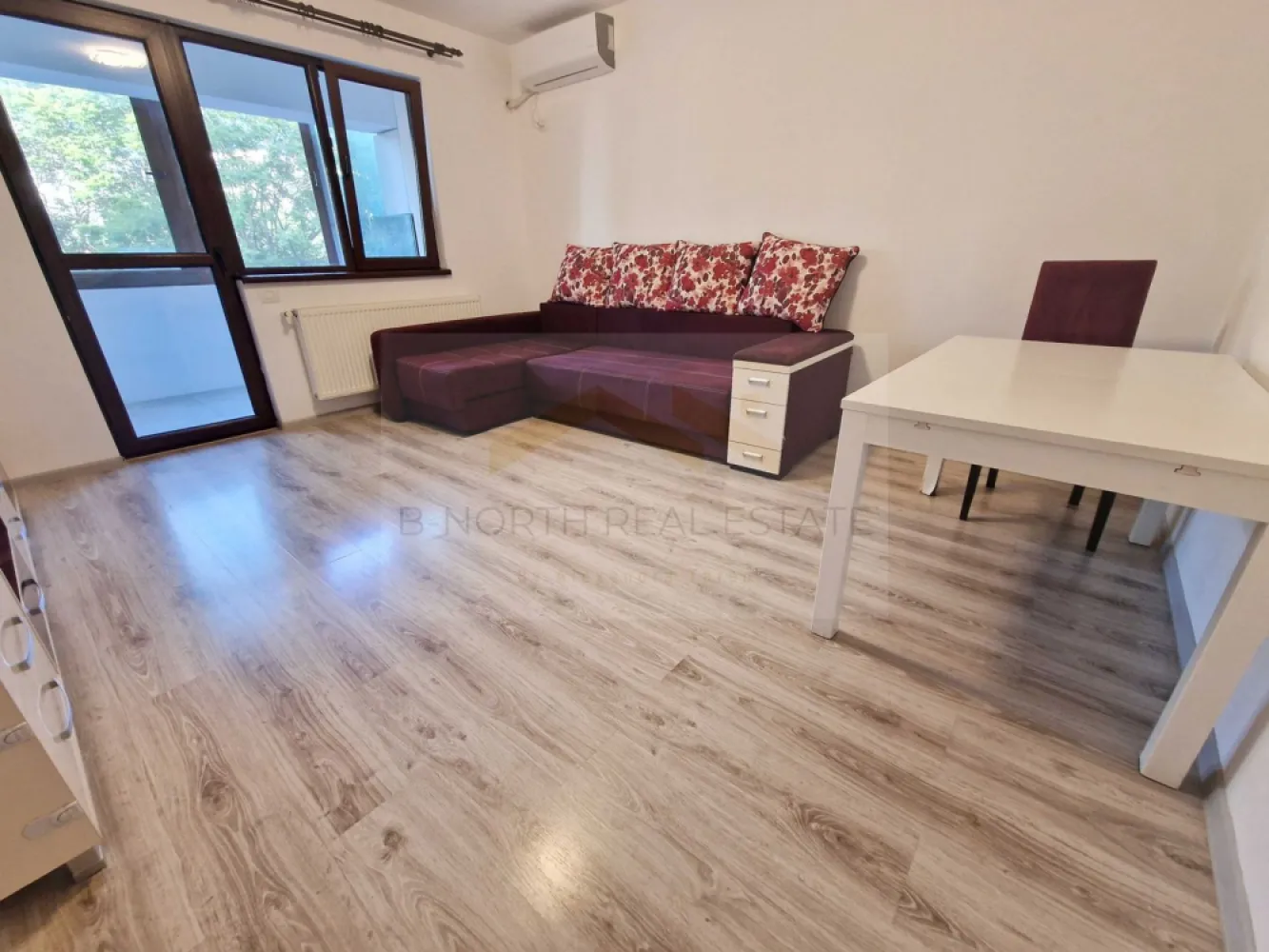 Apartament 2 camere de închiriat | Prima închiriere | Loc de parcare inclus - B-North Real Estate vă propune spre închiriere un apartament modern cu 2 camere, situat pe Bulevardul Metalurgiei nr. 29C, într-un imobil construit după anul 2015. Locuința se află la prima închiriere, este complet mobilată și utilată, fiind ideală pentru un cuplu sau o persoană care își dorește confort și acces rapid către principalele puncte de interes din Sectorul 4.

Caracteristici principale:

Apartament cu 2 camere
Compartimentare decomandată
Suprafață utilă: 60 mp
Bloc construit după 2015
Prima închiriere
Loc de parcare inclus

Dotări și beneficii:

Centrală termică proprie
2 aparate de aer condiționat
2 balcoane, dintre care unul închis
Apartament complet mobilat și utilat
Locuință igienizată și pregătită pentru mutare imediată
Bloc modern, scară curată și luminoasă
Zonă liniștită, verde și aerisită

Avantaje locație:

Bulevardul Metalurgiei nr. 29C
Stație STB chiar în fața blocului
Acces rapid către stațiile de metrou Apărătorii Patriei și Piața Sudului
Aproximativ 10 minute de mers pe jos până la Parcul Tudor Arghezi
În apropiere de supermarketuri, farmacii, școli, grădinițe și alte puncte de interes

Preț și condiții:

Chirie: 2.600 lei/lună (ușor negociabil)
Se caută chiriași serioși pentru închiriere pe termen lung

Pentru detalii suplimentare și programarea unei vizionări, contactați B-North Real Estate.