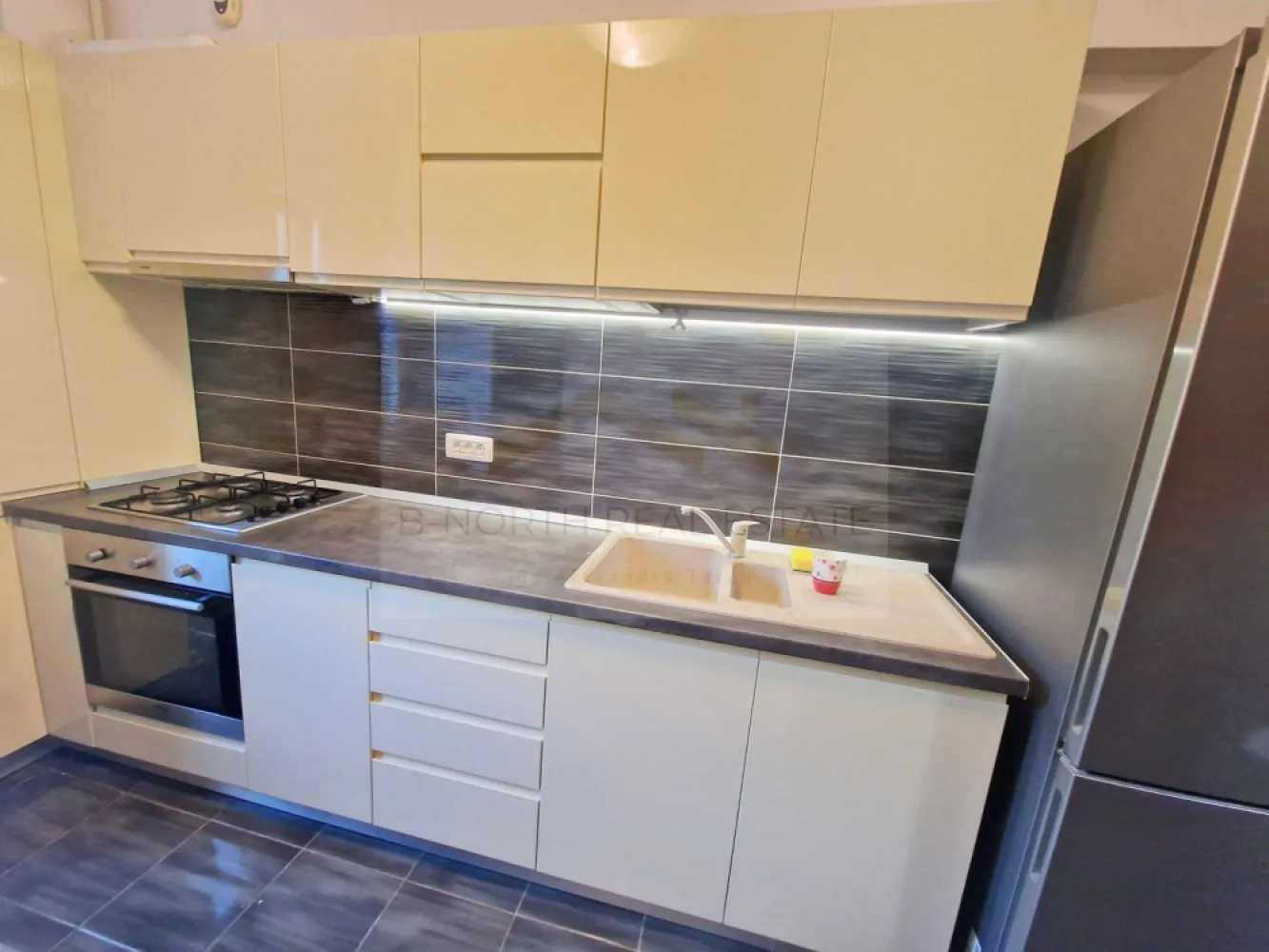 Apartament 2 camere de închiriat | Prima închiriere | Loc de parcare inclus - B-North Real Estate vă propune spre închiriere un apartament modern cu 2 camere, situat pe Bulevardul Metalurgiei nr. 29C, într-un imobil construit după anul 2015. Locuința se află la prima închiriere, este complet mobilată și utilată, fiind ideală pentru un cuplu sau o persoană care își dorește confort și acces rapid către principalele puncte de interes din Sectorul 4.

Caracteristici principale:

Apartament cu 2 camere
Compartimentare decomandată
Suprafață utilă: 60 mp
Bloc construit după 2015
Prima închiriere
Loc de parcare inclus

Dotări și beneficii:

Centrală termică proprie
2 aparate de aer condiționat
2 balcoane, dintre care unul închis
Apartament complet mobilat și utilat
Locuință igienizată și pregătită pentru mutare imediată
Bloc modern, scară curată și luminoasă
Zonă liniștită, verde și aerisită

Avantaje locație:

Bulevardul Metalurgiei nr. 29C
Stație STB chiar în fața blocului
Acces rapid către stațiile de metrou Apărătorii Patriei și Piața Sudului
Aproximativ 10 minute de mers pe jos până la Parcul Tudor Arghezi
În apropiere de supermarketuri, farmacii, școli, grădinițe și alte puncte de interes

Preț și condiții:

Chirie: 2.600 lei/lună (ușor negociabil)
Se caută chiriași serioși pentru închiriere pe termen lung

Pentru detalii suplimentare și programarea unei vizionări, contactați B-North Real Estate.