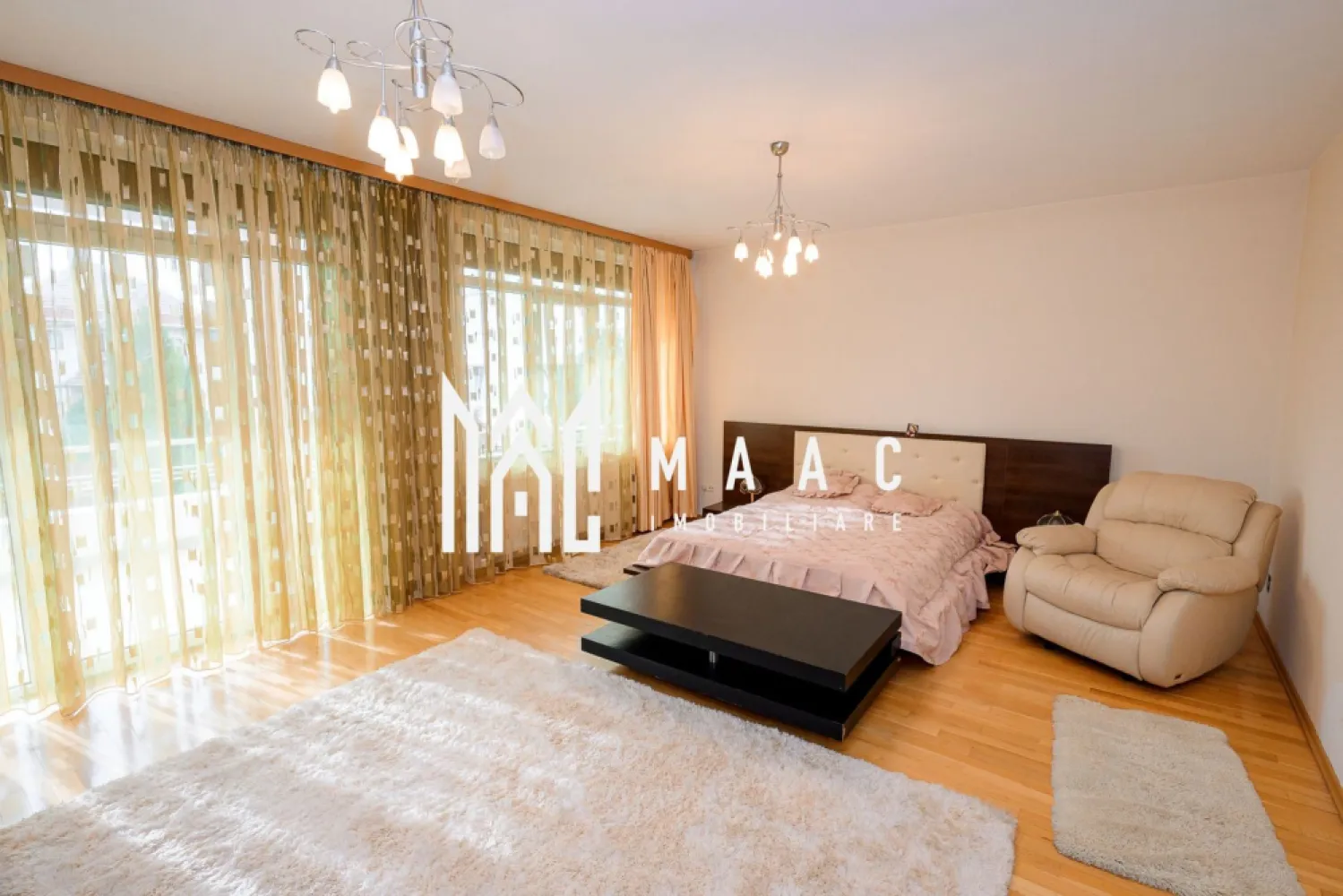 Casa Zona Nord | D+P+1+M | 600mp - Casă spațioasă cu demisol, parter, etaj și mansardă – Zona Nord, Râmnicu Vâlcea Vânzare prin MAAC Imobiliare MAAC Imobiliare vă propune spre vânzare o proprietate impresionantă, situată în una dintre cele mai căutate zone din Râmnicu Vâlcea – zona Nord, la doar 1 minut de Calea lui Traian. Casa este amplasată într-un cadru liniștit, cu deschidere spre pădure, oferind intimitate, aer curat și acces rapid către toate punctele de interes: Spitalul Județean, Piața Nord, biserică, școli, magazine și transport public. Proprietatea beneficiază de un teren generos de 992 mp și o suprafață construită de aproximativ 580 mp, desfășurată pe demisol, parter, etaj și mansardă – aproximativ 145 mp pe nivel. 🔹 Compartimentare: Demisol: spațiu generos, ideal pentru depozitare, birou, sală tehnică sau alte funcțiuni auxiliare; Parter: living spațios, zonă de dining, bucătărie, baie și hol de acces,2 dormitoare Etaj: 4 dormitoare luminoase, fiecare cu acces facil la baie proprie (în total 7 băi); Mansardă: necompartimentată, cu înălțime de 2,4 m, perfectă pentru amenajare în funcție de nevoi (apartamente, birouri, sală fitness etc.). 🔹 Dotări și facilități: Terase exterioare generoase, perfecte pentru relaxare și socializare; Garaj spațios; Spațiu dedicat pentru barbeque; Două centrale pe gaz, asigurând confort termic optim pentru întreaga clădire; Curte mare, cu potențial pentru grădină, zonă verde, loc de joacă sau parcare suplimentară; Toate utilitățile sunt disponibile (apă, gaz, curent, canalizare). 🔹 Avantaje: Poziție excelentă, lângă Spitalul Județean – potrivită pentru clinică, cabinet medical, birouri, pensiune sau locuință multifamilială; Zonă liniștită și verde, cu orientare spre pădure; Construcție solidă, bine întreținută, cu spații ample și luminoase; Potrivită atât pentru locuire, cât și pentru activități comerciale cu publicul. 📍 Locație: Zona Nord, Râmnicu Vâlcea 📐 Suprafață construită: ~580 mp 🌳 Teren: 992 mp 🚪 Camere: 6 dormitoare + living 🛁 Băi: 7 🏠 Structură: Demisol + Parter + Etaj + Mansardă 🔥 Centrale: 2 pe gaz 🚗 Garaj + Terase + Spațiu barbeque 📞 Pentru mai multe detalii și vizionări: MAAC Imobiliare – profesionalism și transparență în fiecare tranzacție. - CP2813244 }}