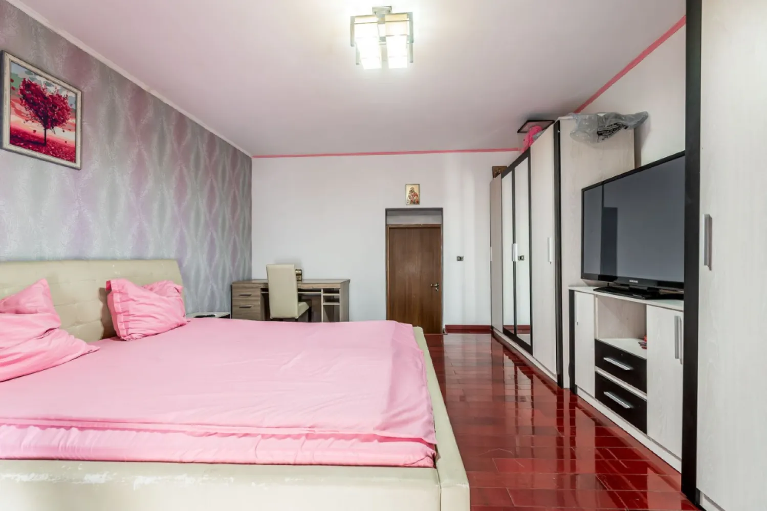 Casa 6 camere - teren 558 mp - Centrul Aradului - COMISION 0 - Dacă îți dorești confortul unei case cu grădină proprie, într-o zonă centrală și liniștită, această proprietate este alegerea ideală.
Situată pe strada Desseanu, una dintre cele mai apreciate străzi din centrul Aradului, casa este amplasată pe un teren de 558 mp și oferă intimitate deplină, fără vecini în curte.

Proprietatea este dispusă pe Demisol + Parter + Mansardă
Parter + Mansardă: aproximativ 220 mp utili, alcătuiți din 6 camere, bucătărie și 2 băi
Demisol: aproximativ 60 mp, ideal pentru depozitare

Dotări:
- Garaj
- Grădină proprie
- Centrală termică pe gaz
- 4 aparate de aer condiționat

Principalul avantaj:
Locația face diferența. Ai la câteva minute școli, grădinițe, restaurante, cafenele, magazine și toate facilitățile centrului orașului, bucurându-te în același timp de liniștea unei străzi retrase și de confortul unei case cu teren propriu.

Pentru mai multe detalii și programarea unei vizionări:
📞 0755 274 519 - Daniel Hord – Consultant Imobiliar

Nu dispui de toată suma? Te ajutăm noi gratuit! Îți obținem oferte de la 16 bănci.
Ai o proprietate de vânzare în Arad și vrei să știi cât valorează cu adevărat?
Sună-mă pentru o evaluare gratuită, fără obligații!

Birou: ACASĂ | Agenție imobiliară Arad
Bulevardul Decebal 2, Arad 310133