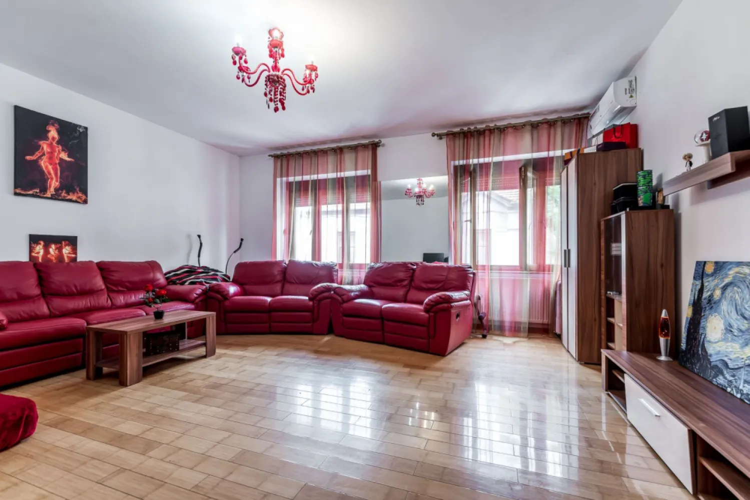 Casa 6 camere - teren 558 mp - Centrul Aradului - COMISION 0 - Dacă îți dorești confortul unei case cu grădină proprie, într-o zonă centrală și liniștită, această proprietate este alegerea ideală.
Situată pe strada Desseanu, una dintre cele mai apreciate străzi din centrul Aradului, casa este amplasată pe un teren de 558 mp și oferă intimitate deplină, fără vecini în curte.

Proprietatea este dispusă pe Demisol + Parter + Mansardă
Parter + Mansardă: aproximativ 220 mp utili, alcătuiți din 6 camere, bucătărie și 2 băi
Demisol: aproximativ 60 mp, ideal pentru depozitare

Dotări:
- Garaj
- Grădină proprie
- Centrală termică pe gaz
- 4 aparate de aer condiționat

Principalul avantaj:
Locația face diferența. Ai la câteva minute școli, grădinițe, restaurante, cafenele, magazine și toate facilitățile centrului orașului, bucurându-te în același timp de liniștea unei străzi retrase și de confortul unei case cu teren propriu.

Pentru mai multe detalii și programarea unei vizionări:
📞 0755 274 519 - Daniel Hord – Consultant Imobiliar

Nu dispui de toată suma? Te ajutăm noi gratuit! Îți obținem oferte de la 16 bănci.
Ai o proprietate de vânzare în Arad și vrei să știi cât valorează cu adevărat?
Sună-mă pentru o evaluare gratuită, fără obligații!

Birou: ACASĂ | Agenție imobiliară Arad
Bulevardul Decebal 2, Arad 310133