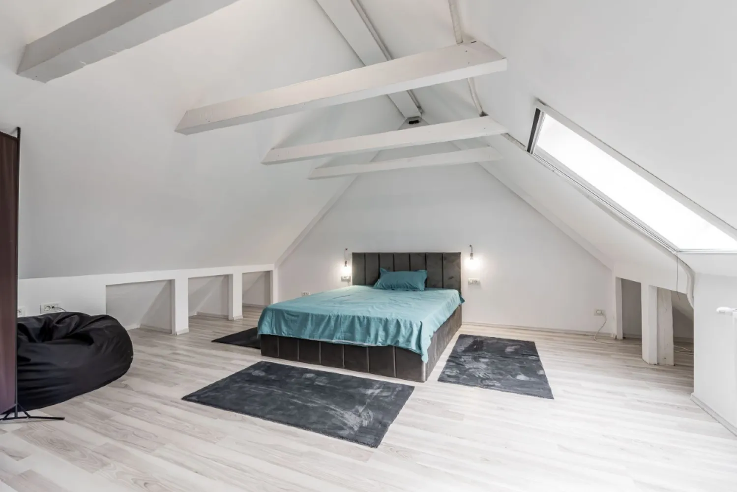 Casa 6 camere - teren 558 mp - Centrul Aradului - COMISION 0 - Dacă îți dorești confortul unei case cu grădină proprie, într-o zonă centrală și liniștită, această proprietate este alegerea ideală.
Situată pe strada Desseanu, una dintre cele mai apreciate străzi din centrul Aradului, casa este amplasată pe un teren de 558 mp și oferă intimitate deplină, fără vecini în curte.

Proprietatea este dispusă pe Demisol + Parter + Mansardă
Parter + Mansardă: aproximativ 220 mp utili, alcătuiți din 6 camere, bucătărie și 2 băi
Demisol: aproximativ 60 mp, ideal pentru depozitare

Dotări:
- Garaj
- Grădină proprie
- Centrală termică pe gaz
- 4 aparate de aer condiționat

Principalul avantaj:
Locația face diferența. Ai la câteva minute școli, grădinițe, restaurante, cafenele, magazine și toate facilitățile centrului orașului, bucurându-te în același timp de liniștea unei străzi retrase și de confortul unei case cu teren propriu.

Pentru mai multe detalii și programarea unei vizionări:
📞 0755 274 519 - Daniel Hord – Consultant Imobiliar

Nu dispui de toată suma? Te ajutăm noi gratuit! Îți obținem oferte de la 16 bănci.
Ai o proprietate de vânzare în Arad și vrei să știi cât valorează cu adevărat?
Sună-mă pentru o evaluare gratuită, fără obligații!

Birou: ACASĂ | Agenție imobiliară Arad
Bulevardul Decebal 2, Arad 310133