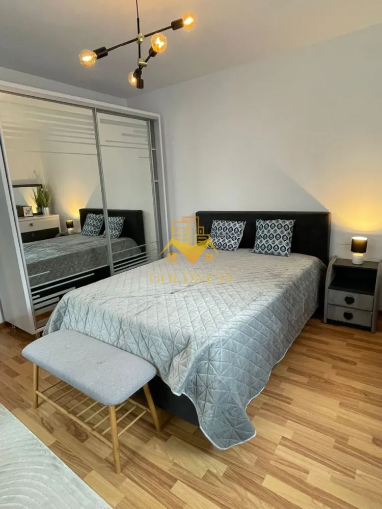 2 camere open space, Modern, Parcare, Zona Lombului, Dambul Rotund - GOLDNESS Imobiliare vă propune spre închiriere un apartament cu 2 camere open space, complet mobilat și utilat, la etajul 1 într-un imobil de 2 etaje, în Cartierul Dambul Rotund. Dispune de loc de parcare in curte! Se află în apropierea stațiilor de transport în comun, magazine, restaurante, spații verzi, farmacii, etc. Apartamentul este compartimentat astfel: - dormitor cu pat matrimonial, dressing, noptiere - living cu bucatarie open space complet utilată și mobilată, canapea extensibilă, loc de servit masa - baie cu cabina de dus, calorifer port prosop și dulap pentru depozitare. - terasa de 30 mp. - curte de 30 mp Imobilul este dotat cu toate cele necesare- centrală proprie, frigider, aragaz, hotă, mașină de spălat haine, etc. Dacă sunteți interesați de acest apartament și doriți să îl vizionați, dar și pentru alte oferte nu ezitați să ne contactați telefonic sau prin e-mail. Vă stăm la dispoziție! Pentru intermediere se percepe un comision de 50% din prețul chiriei! }}