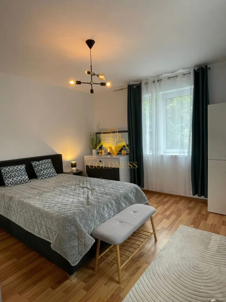 2 camere open space, Modern, Parcare, Zona Lombului, Dambul Rotund - GOLDNESS Imobiliare vă propune spre închiriere un apartament cu 2 camere open space, complet mobilat și utilat, la etajul 1 într-un imobil de 2 etaje, în Cartierul Dambul Rotund. Dispune de loc de parcare in curte! Se află în apropierea stațiilor de transport în comun, magazine, restaurante, spații verzi, farmacii, etc. Apartamentul este compartimentat astfel: - dormitor cu pat matrimonial, dressing, noptiere - living cu bucatarie open space complet utilată și mobilată, canapea extensibilă, loc de servit masa - baie cu cabina de dus, calorifer port prosop și dulap pentru depozitare. - terasa de 30 mp. - curte de 30 mp Imobilul este dotat cu toate cele necesare- centrală proprie, frigider, aragaz, hotă, mașină de spălat haine, etc. Dacă sunteți interesați de acest apartament și doriți să îl vizionați, dar și pentru alte oferte nu ezitați să ne contactați telefonic sau prin e-mail. Vă stăm la dispoziție! Pentru intermediere se percepe un comision de 50% din prețul chiriei! }}