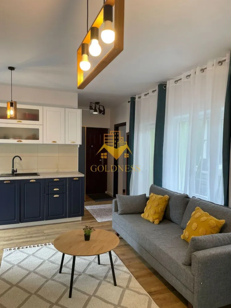 2 camere open space, Modern, Parcare, Zona Lombului, Dambul Rotund - GOLDNESS Imobiliare vă propune spre închiriere un apartament cu 2 camere open space, complet mobilat și utilat, la etajul 1 într-un imobil de 2 etaje, în Cartierul Dambul Rotund. Dispune de loc de parcare in curte! Se află în apropierea stațiilor de transport în comun, magazine, restaurante, spații verzi, farmacii, etc. Apartamentul este compartimentat astfel: - dormitor cu pat matrimonial, dressing, noptiere - living cu bucatarie open space complet utilată și mobilată, canapea extensibilă, loc de servit masa - baie cu cabina de dus, calorifer port prosop și dulap pentru depozitare. - terasa de 30 mp. - curte de 30 mp Imobilul este dotat cu toate cele necesare- centrală proprie, frigider, aragaz, hotă, mașină de spălat haine, etc. Dacă sunteți interesați de acest apartament și doriți să îl vizionați, dar și pentru alte oferte nu ezitați să ne contactați telefonic sau prin e-mail. Vă stăm la dispoziție! Pentru intermediere se percepe un comision de 50% din prețul chiriei! }}