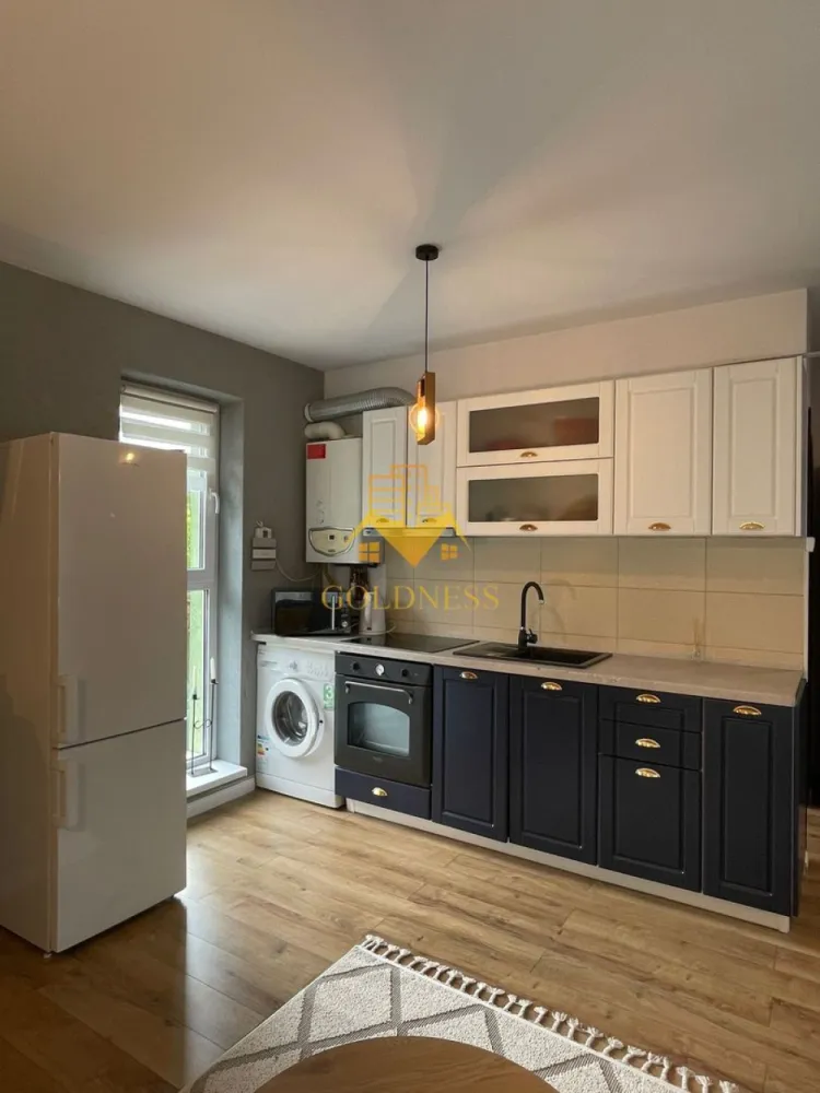 2 camere open space, Modern, Parcare, Zona Lombului, Dambul Rotund - GOLDNESS Imobiliare vă propune spre închiriere un apartament cu 2 camere open space, complet mobilat și utilat, la etajul 1 într-un imobil de 2 etaje, în Cartierul Dambul Rotund. Dispune de loc de parcare in curte! Se află în apropierea stațiilor de transport în comun, magazine, restaurante, spații verzi, farmacii, etc. Apartamentul este compartimentat astfel: - dormitor cu pat matrimonial, dressing, noptiere - living cu bucatarie open space complet utilată și mobilată, canapea extensibilă, loc de servit masa - baie cu cabina de dus, calorifer port prosop și dulap pentru depozitare. - terasa de 30 mp. - curte de 30 mp Imobilul este dotat cu toate cele necesare- centrală proprie, frigider, aragaz, hotă, mașină de spălat haine, etc. Dacă sunteți interesați de acest apartament și doriți să îl vizionați, dar și pentru alte oferte nu ezitați să ne contactați telefonic sau prin e-mail. Vă stăm la dispoziție! Pentru intermediere se percepe un comision de 50% din prețul chiriei! }}