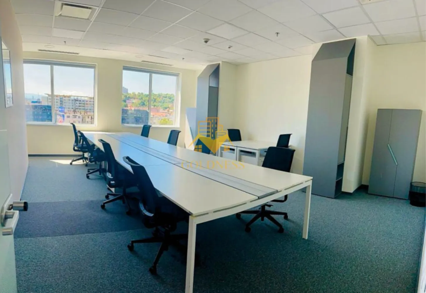 Spațiu birouri modern, UltraCentral, 10 camere, Piața Mihai Viteazul - • Spațiu: Etaj 6 exclusiv, suprafață de 250 și 500 mp, configurat modern. • Facilități Private: Bucătărie complet echipată și grupuri sanitare proprii. • Plug & Play: Spațiul se predă complet mobilat cu mobilier ergonomic de înaltă calitate și infrastructură IT pregătită. Se poate oferi opțiunea închirierii a 250 mp, pentru 17 euro + TVA mp sau 500 mp pentru 15 euro + TVA mp. }}