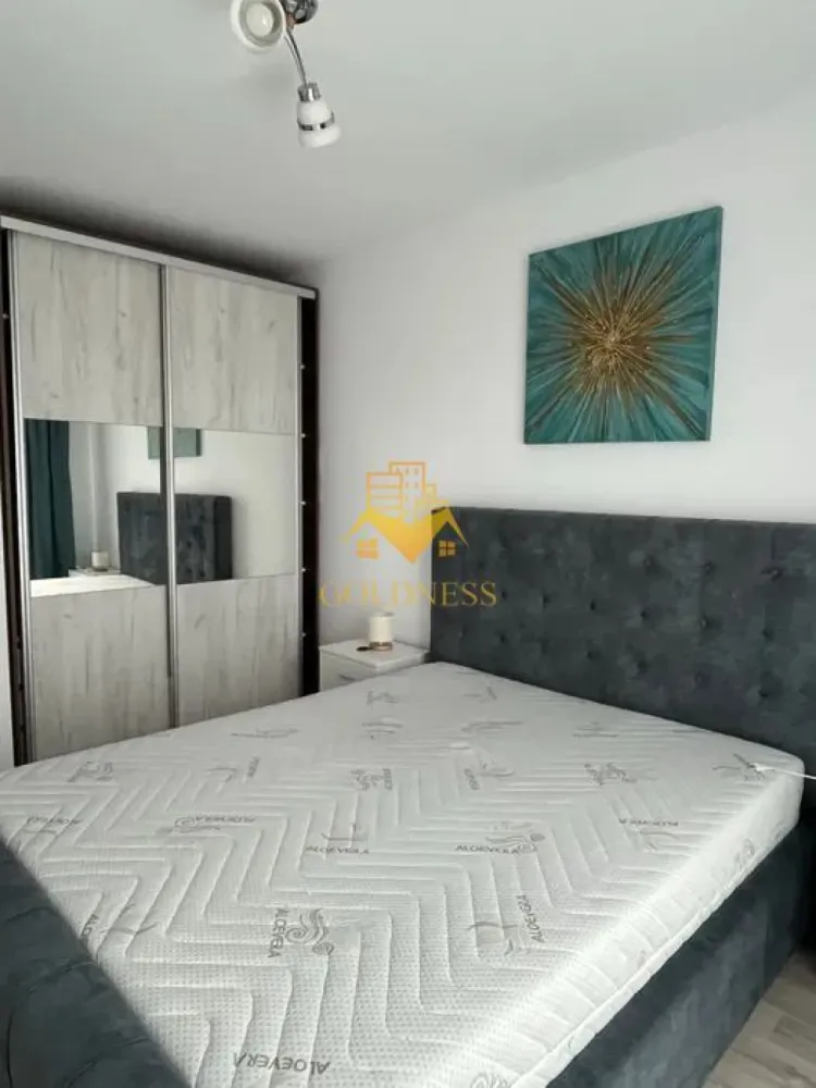 3 Camere Openspace, Parcare, Platinia Mall, UMF, USAMV, Clinicilor,LUX - GOLDNESS Imobiliare vă propune spre închiriere un apartament cu 3 camere complet mobilat și utilat, la etajul 4 într-un imobil de 10 etaje, într-o zona centrala! Apartamentul este situat în cadrul complexului rezidențial Platinia, una dintre cele mai apreciate locații din Cluj-Napoca, datorită poziționării excelente și facilităților premium oferite. Complexul beneficiază de acces rapid către centrul orașului, zone de interes major, restaurante, cafenele și spații comerciale, fiind ideal atât pentru locuit, cât și pentru investiție.Se poate inchiria loc de parcare subteran la pretul de 100E luna! Se află în apropierea stațiilor de transport în comun, magazine, restaurante, spații verzi, farmacii, etc. Apartamentul este compartimentat astfel: - dormitor cu pat matrimonial, dressing, noptiere - dormitor cu canapea extensibila, dressing, birou, iesire pe balcon - living cu bucatarie open space complet utilată și mobilată, canapea extensibilă, loc de servit masa, TV - baie cu dus walk-in, calorifer port prosop și dulap pentru depozitare. - baie cu cada, calorifer port prosop și dulap pentru depozitare. - balcon 6 mp. Imobilul este dotat cu toate cele necesare- centrală proprie, frigider, aragaz, hotă, mașină de spălat haine, etc. Dacă sunteți interesați de acest apartament și doriți să îl vizionați, dar și pentru alte oferte nu ezitați să ne contactați telefonic sau prin e-mail. Vă stăm la dispoziție! Pentru intermediere se percepe un comision de 50% din prețul chiriei! }}