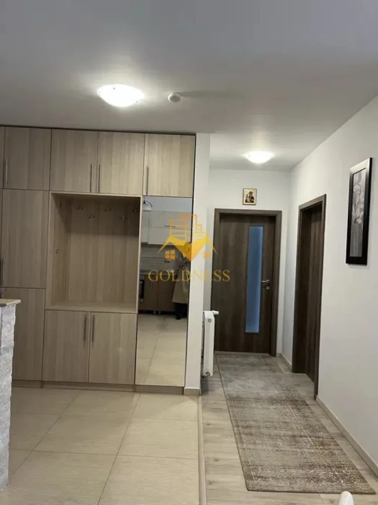 3 Camere Openspace, Parcare, Platinia Mall, UMF, USAMV, Clinicilor,LUX - GOLDNESS Imobiliare vă propune spre închiriere un apartament cu 3 camere complet mobilat și utilat, la etajul 4 într-un imobil de 10 etaje, într-o zona centrala! Apartamentul este situat în cadrul complexului rezidențial Platinia, una dintre cele mai apreciate locații din Cluj-Napoca, datorită poziționării excelente și facilităților premium oferite. Complexul beneficiază de acces rapid către centrul orașului, zone de interes major, restaurante, cafenele și spații comerciale, fiind ideal atât pentru locuit, cât și pentru investiție.Se poate inchiria loc de parcare subteran la pretul de 100E luna! Se află în apropierea stațiilor de transport în comun, magazine, restaurante, spații verzi, farmacii, etc. Apartamentul este compartimentat astfel: - dormitor cu pat matrimonial, dressing, noptiere - dormitor cu canapea extensibila, dressing, birou, iesire pe balcon - living cu bucatarie open space complet utilată și mobilată, canapea extensibilă, loc de servit masa, TV - baie cu dus walk-in, calorifer port prosop și dulap pentru depozitare. - baie cu cada, calorifer port prosop și dulap pentru depozitare. - balcon 6 mp. Imobilul este dotat cu toate cele necesare- centrală proprie, frigider, aragaz, hotă, mașină de spălat haine, etc. Dacă sunteți interesați de acest apartament și doriți să îl vizionați, dar și pentru alte oferte nu ezitați să ne contactați telefonic sau prin e-mail. Vă stăm la dispoziție! Pentru intermediere se percepe un comision de 50% din prețul chiriei! }}