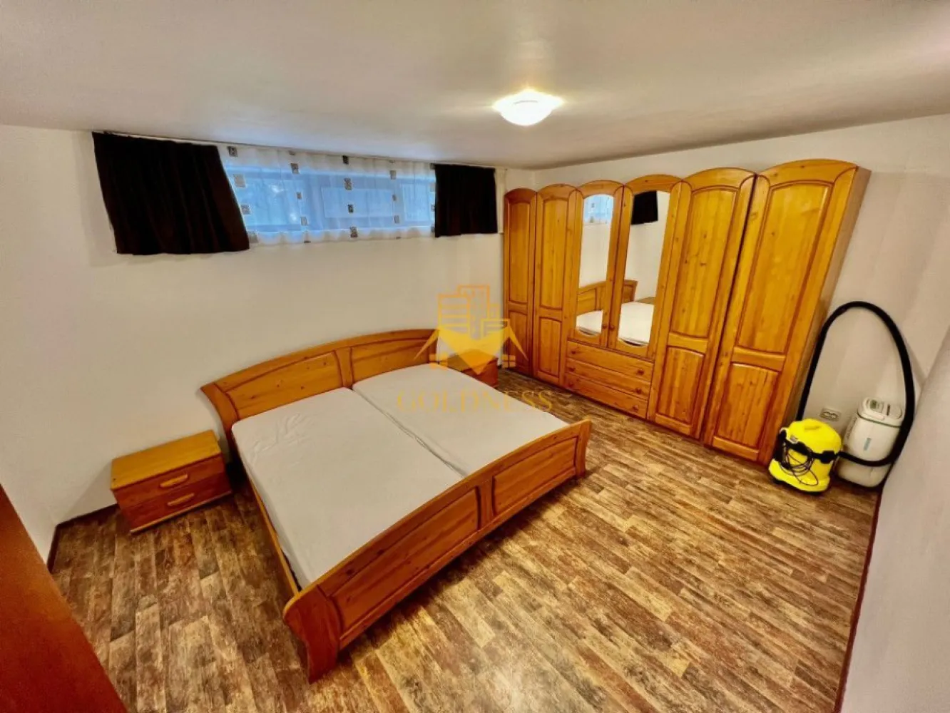 3 camere, modern, PET FRIENDLY, parcare, curte, UMF, zona Hasdeu - GOLDNESS Imobiliare vă propune spre închiriere un apartament cu 3 camere complet mobilat și utilat, la parter într-un imobil de 11 etaje, în zona Hadeu, UMF. Parcare in curtea interioara! Apartamentul este compartimentat astfel: - 2 dormitoare cu paturi matrimoniale, dressing, noptiere - living cu bucatarie open-space complet utilată, canapea extensibla, loc de servit masa - baie cu cabina de dus, calorifer port prosop inox și dulap pentru depozitare. - curte Imobilul este dotat cu toate cele necesare- centrală proprie, mașină de spălat haine, frigider, aragaz, hotă, , etc. Se află în apropierea stațiilor de transport în comun, magazine, restaurante, spații verzi, farmacii, etc. Dacă sunteți interesați de acest apartament și doriți să îl vizionați, dar și pentru alte oferte sau detalii nu ezitați să ne contactați telefonic sau prin e-mail - goldnessimobiliare@gmail.com. Vă stăm la dispoziție! Pentru intermediere se percepe un comision de 50% din prețul chiriei! }}