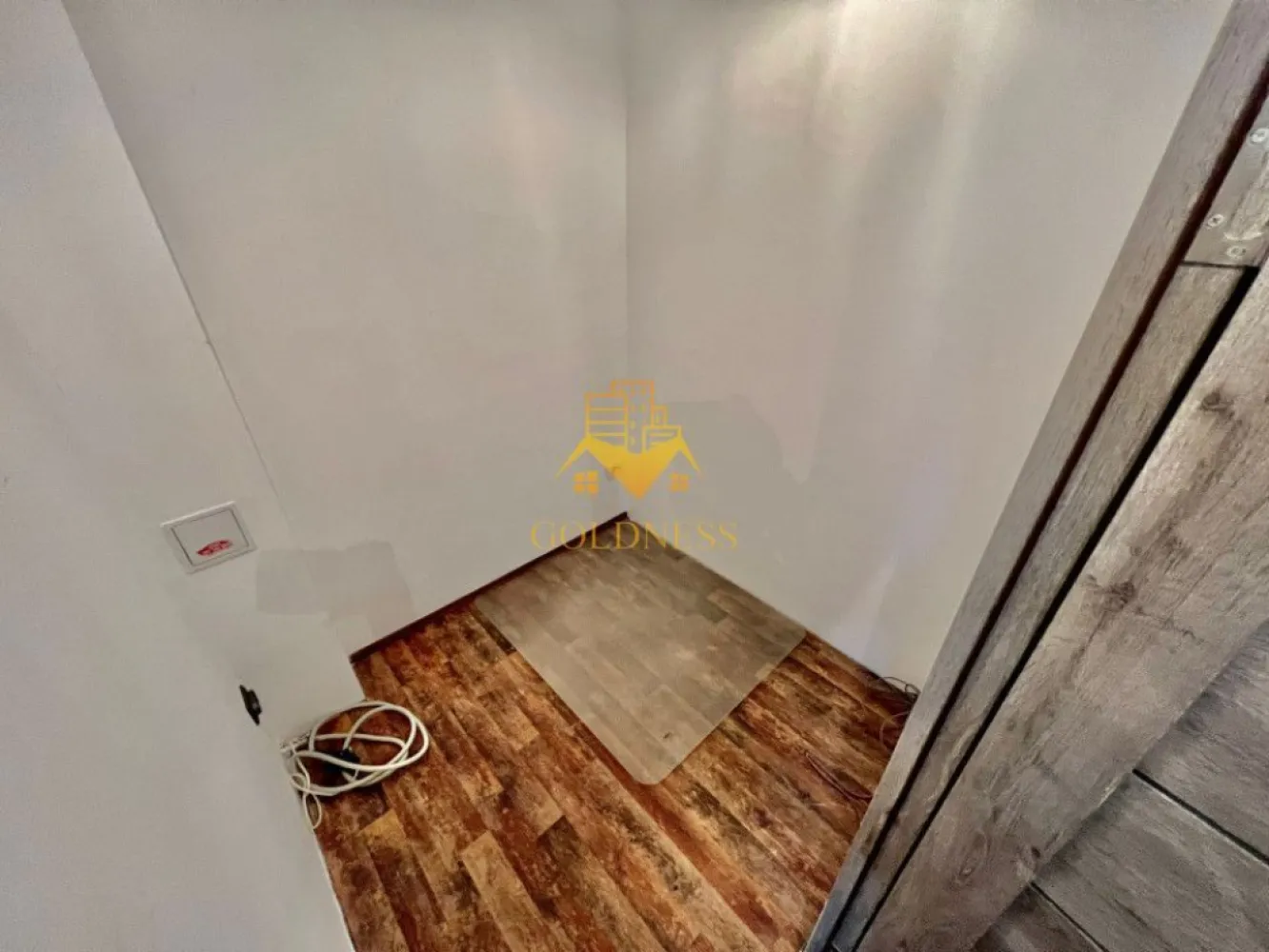 3 camere, modern, PET FRIENDLY, parcare, curte, UMF, zona Hasdeu - GOLDNESS Imobiliare vă propune spre închiriere un apartament cu 3 camere complet mobilat și utilat, la parter într-un imobil de 11 etaje, în zona Hadeu, UMF. Parcare in curtea interioara! Apartamentul este compartimentat astfel: - 2 dormitoare cu paturi matrimoniale, dressing, noptiere - living cu bucatarie open-space complet utilată, canapea extensibla, loc de servit masa - baie cu cabina de dus, calorifer port prosop inox și dulap pentru depozitare. - curte Imobilul este dotat cu toate cele necesare- centrală proprie, mașină de spălat haine, frigider, aragaz, hotă, , etc. Se află în apropierea stațiilor de transport în comun, magazine, restaurante, spații verzi, farmacii, etc. Dacă sunteți interesați de acest apartament și doriți să îl vizionați, dar și pentru alte oferte sau detalii nu ezitați să ne contactați telefonic sau prin e-mail - goldnessimobiliare@gmail.com. Vă stăm la dispoziție! Pentru intermediere se percepe un comision de 50% din prețul chiriei! }}