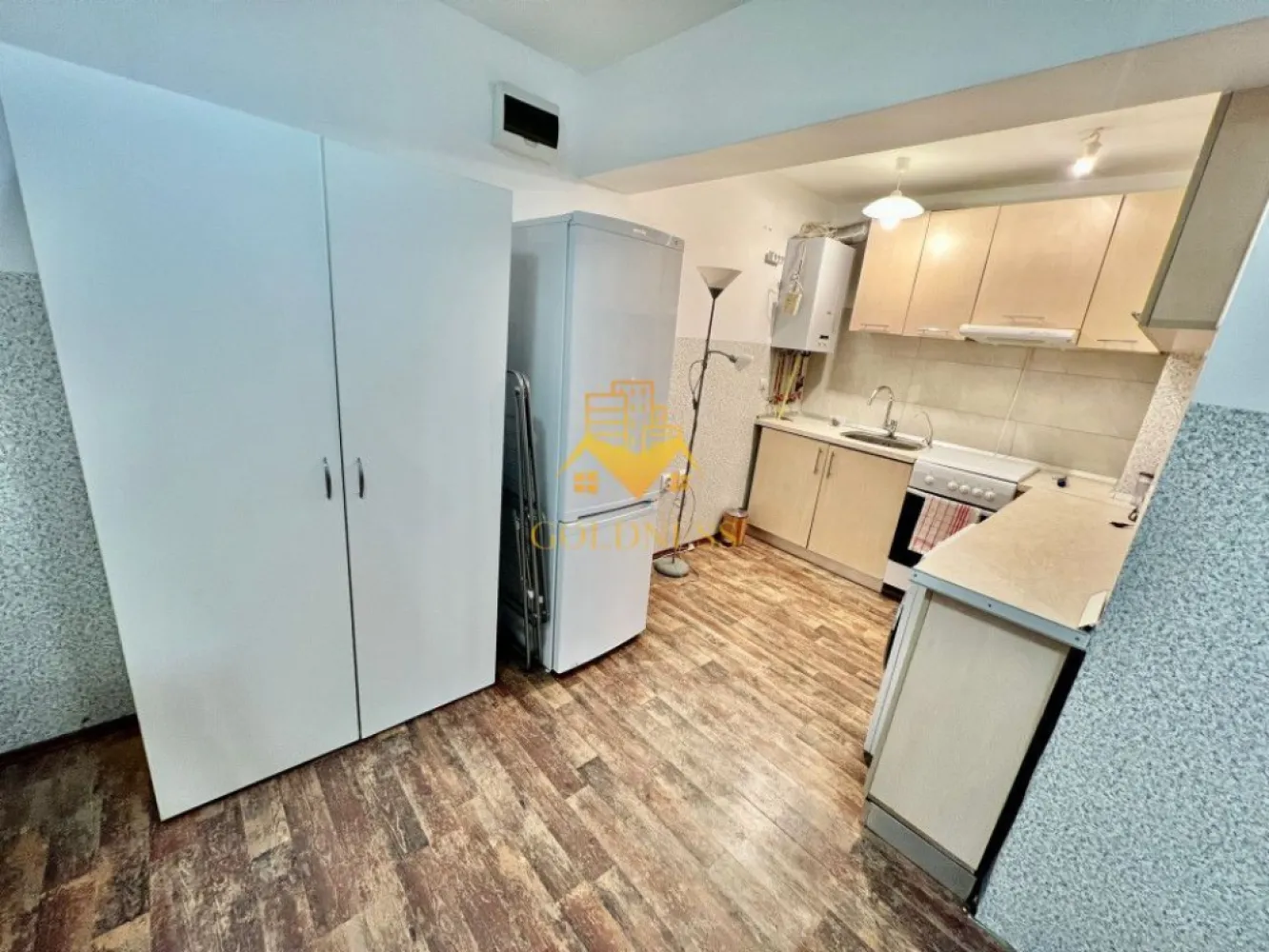 3 camere, modern, PET FRIENDLY, parcare, curte, UMF, zona Hasdeu - GOLDNESS Imobiliare vă propune spre închiriere un apartament cu 3 camere complet mobilat și utilat, la parter într-un imobil de 11 etaje, în zona Hadeu, UMF. Parcare in curtea interioara! Apartamentul este compartimentat astfel: - 2 dormitoare cu paturi matrimoniale, dressing, noptiere - living cu bucatarie open-space complet utilată, canapea extensibla, loc de servit masa - baie cu cabina de dus, calorifer port prosop inox și dulap pentru depozitare. - curte Imobilul este dotat cu toate cele necesare- centrală proprie, mașină de spălat haine, frigider, aragaz, hotă, , etc. Se află în apropierea stațiilor de transport în comun, magazine, restaurante, spații verzi, farmacii, etc. Dacă sunteți interesați de acest apartament și doriți să îl vizionați, dar și pentru alte oferte sau detalii nu ezitați să ne contactați telefonic sau prin e-mail - goldnessimobiliare@gmail.com. Vă stăm la dispoziție! Pentru intermediere se percepe un comision de 50% din prețul chiriei! }}