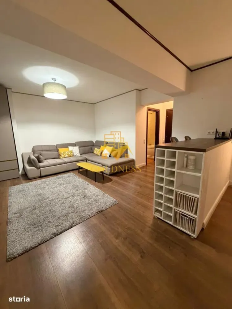 2 Camere Openspace, Plopilor, Parcare, Semiluna, Lukoil,Bloc nou. - GOLDNESS Imobiliare vă propune spre închiriere un apartament cu 2 camere complet mobilat și utilat, la etajul 1 într-un imobil de 10 etaje, în Cartierul . Parcare subterana 50E lunar! Se află în apropierea stațiilor de transport în comun, magazine, restaurante, spații verzi, farmacii, etc. Apartamentul este compartimentat astfel: - dormitor cu pat matrimonial, dressing, noptiere - living cu bucatarie open space complet utilată și mobilată, canapea extensibilă, loc de servit masa - baie cu cada, calorifer port prosop și dulap pentru depozitare. - terasa de 20 mp. Imobilul este dotat cu toate cele necesare- centrală proprie, frigider, aragaz, hotă, mașină de spălat haine, etc. Dacă sunteți interesați de acest apartament și doriți să îl vizionați, dar și pentru alte oferte nu ezitați să ne contactați telefonic sau prin e-mail. Vă stăm la dispoziție! Pentru intermediere se percepe un comision de 50% din prețul chiriei! }}