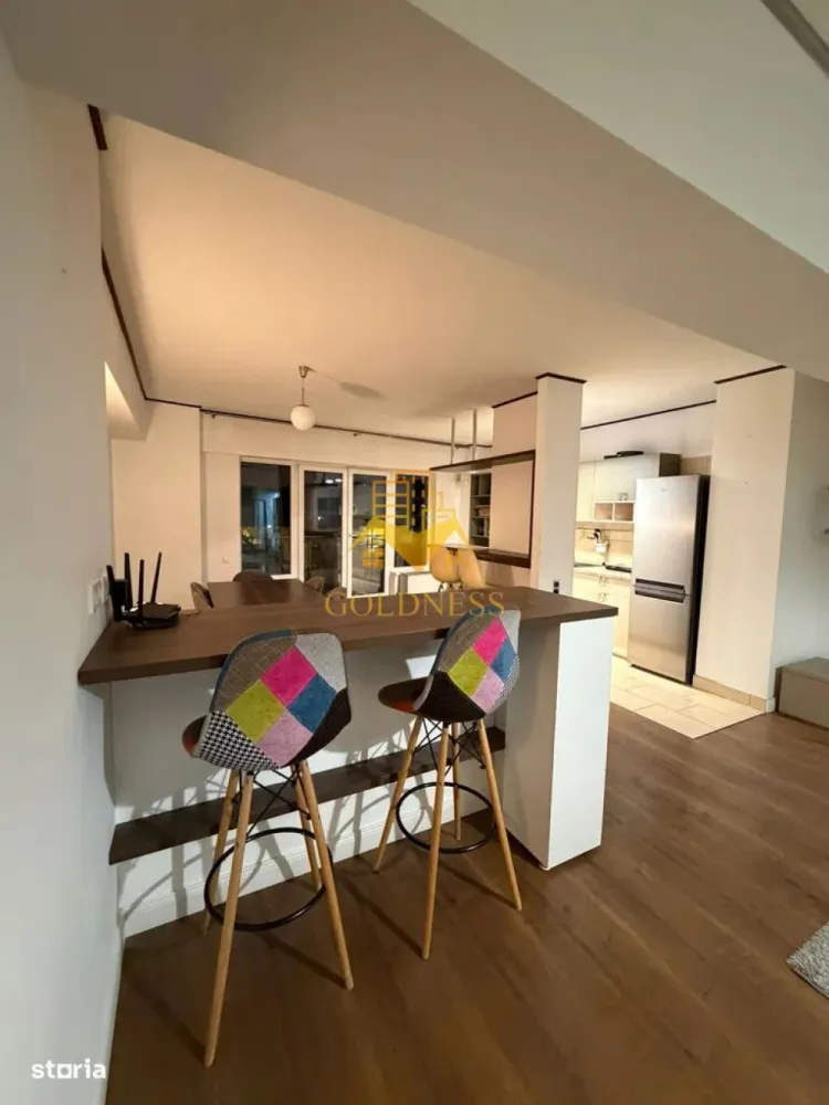 2 Camere Openspace, Plopilor, Parcare, Semiluna, Lukoil,Bloc nou. - GOLDNESS Imobiliare vă propune spre închiriere un apartament cu 2 camere complet mobilat și utilat, la etajul 1 într-un imobil de 10 etaje, în Cartierul . Parcare subterana 50E lunar! Se află în apropierea stațiilor de transport în comun, magazine, restaurante, spații verzi, farmacii, etc. Apartamentul este compartimentat astfel: - dormitor cu pat matrimonial, dressing, noptiere - living cu bucatarie open space complet utilată și mobilată, canapea extensibilă, loc de servit masa - baie cu cada, calorifer port prosop și dulap pentru depozitare. - terasa de 20 mp. Imobilul este dotat cu toate cele necesare- centrală proprie, frigider, aragaz, hotă, mașină de spălat haine, etc. Dacă sunteți interesați de acest apartament și doriți să îl vizionați, dar și pentru alte oferte nu ezitați să ne contactați telefonic sau prin e-mail. Vă stăm la dispoziție! Pentru intermediere se percepe un comision de 50% din prețul chiriei! }}