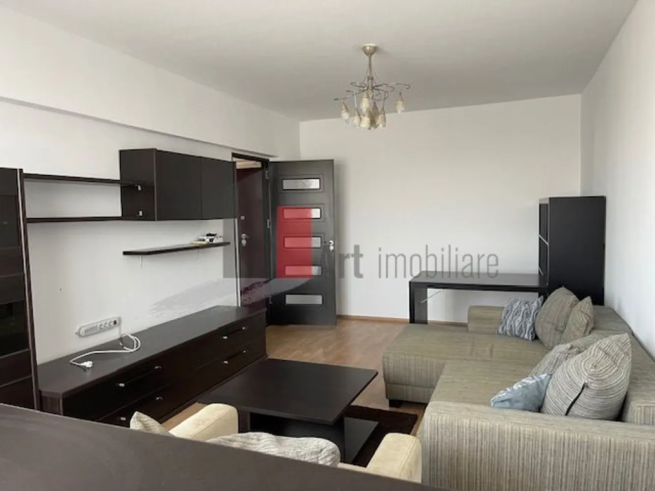 3 camere vizavi de parcul Plumbuita - Va prezentam un apartament de ivamnzare aflat la etajul 6 din 8 cu o vedere superba a parcului Plumbuita.
Imobilul este anvelopat iar costurile de intretinere sunt minime, nu se plateste decat intretinerea si curentul electric, internetul si televiziunea fiind gratuite.

Apartamentul are o suprafata de 70 mp utili si este format din:
 - living
 - 2 dormitoare
 - bucatarie
 - 2 zone de depozitare
 - 1 balcon inchis

Apartamentul se vinde cu tot ce se afla in el. 
Pentru detalii sau vizionare va rog sa ne contactati !