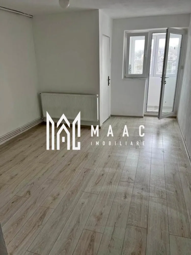 Garsonieră renovată I Cisnădie I Balcon Închis - Maac Imobiliare vă propune spre vânzare o garsonieră luminoasă, recent renovată, situată în Cisnădie, într-o zonă liniștită, cu acces rapid către Sibiu și facilități urbane. Avantaje Poziționată la etajul 4/4, oferind confort și intimitate Balcon închis cu geam termopan, ideal pentru relaxare sau depozitare Instalațiile electrice și sanitare au fost complet înlocuite Apartament renovat recent, pregătit pentru mutare imediată Aproape de școli, magazine și mijloace de transport Compartimentare Cameră generoasă și luminoasă Bucătărie separată Baie dotată cu ventilator pentru aerisire Balcon închis Locație Imobilul este amplasat în Cisnădie, o localitate apreciată pentru liniște și accesul facil către Sibiu, având toate facilitățile necesare în apropiere. }}