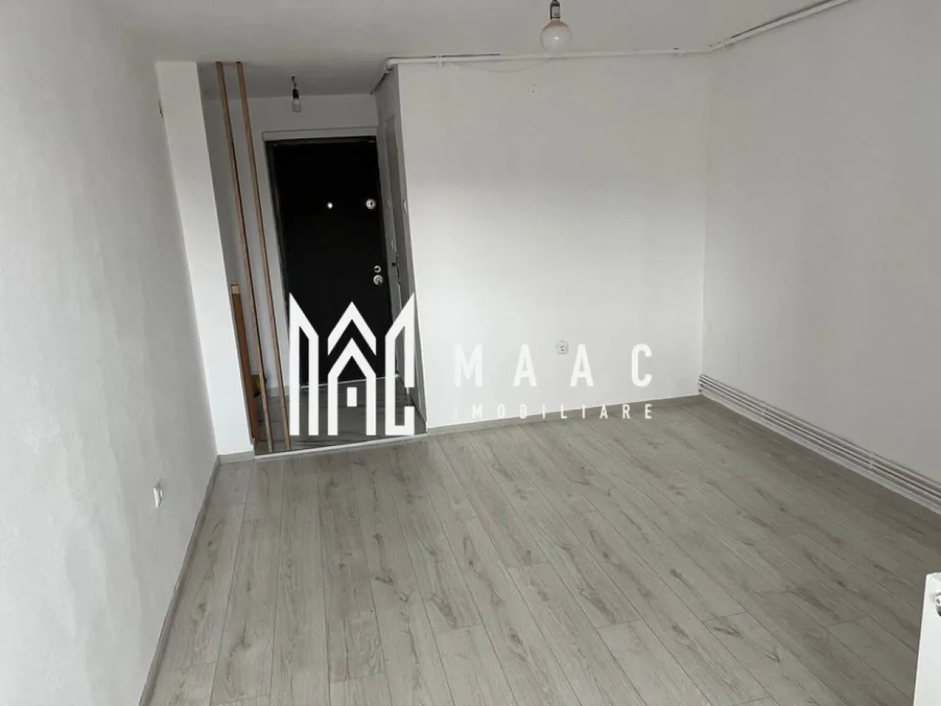 Garsonieră renovată I Cisnădie I Balcon Închis - Maac Imobiliare vă propune spre vânzare o garsonieră luminoasă, recent renovată, situată în Cisnădie, într-o zonă liniștită, cu acces rapid către Sibiu și facilități urbane. Avantaje Poziționată la etajul 4/4, oferind confort și intimitate Balcon închis cu geam termopan, ideal pentru relaxare sau depozitare Instalațiile electrice și sanitare au fost complet înlocuite Apartament renovat recent, pregătit pentru mutare imediată Aproape de școli, magazine și mijloace de transport Compartimentare Cameră generoasă și luminoasă Bucătărie separată Baie dotată cu ventilator pentru aerisire Balcon închis Locație Imobilul este amplasat în Cisnădie, o localitate apreciată pentru liniște și accesul facil către Sibiu, având toate facilitățile necesare în apropiere. }}